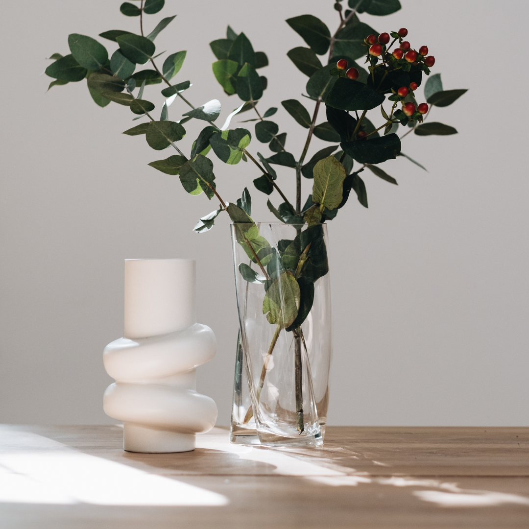 Perfect Pair Set bestehend aus Keramik- und Glas-Vase, von AVA & MAY