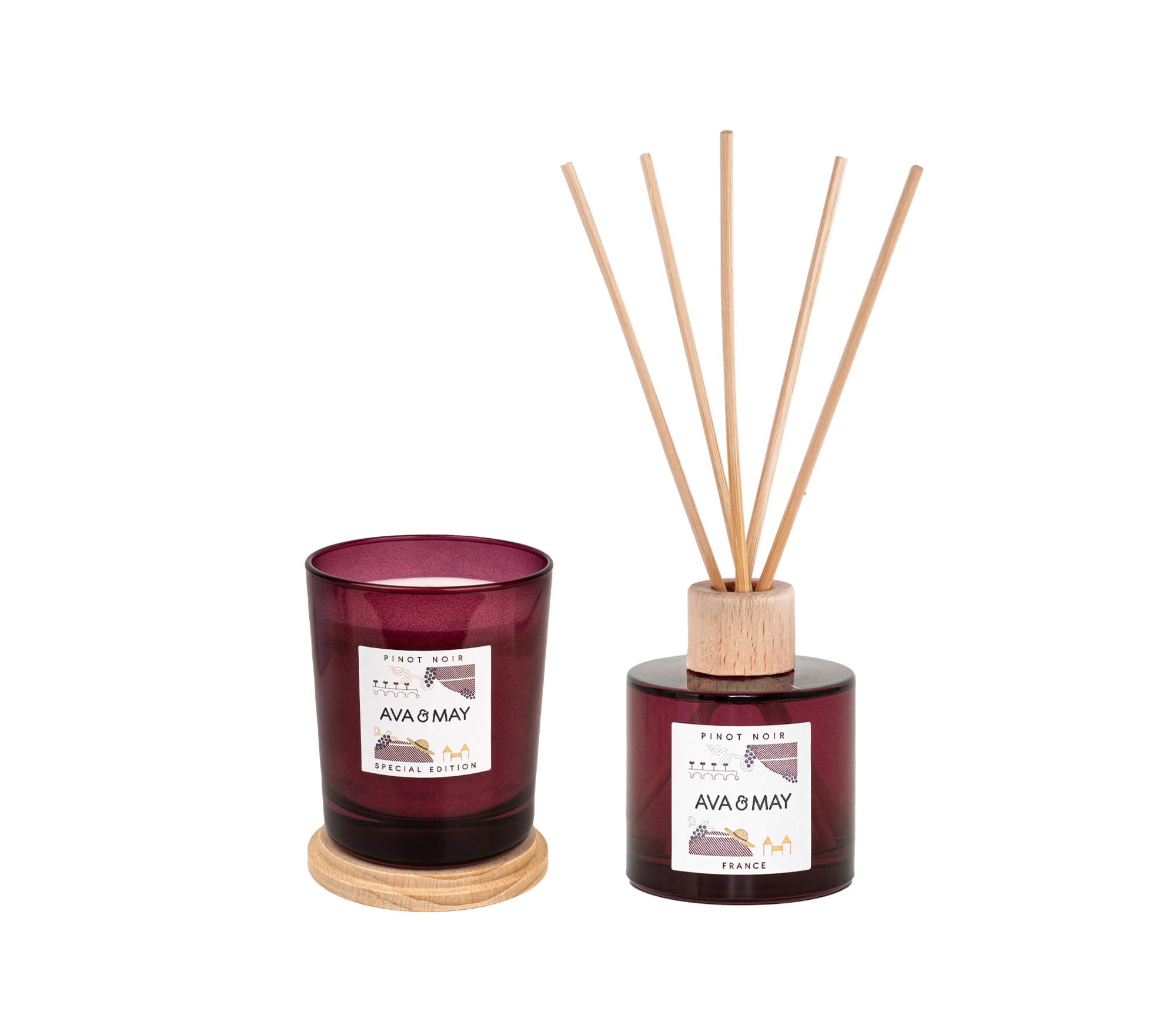 Pinot Noir Home Fragrance Set, bestehend aus Kerze und Duftstäbchen in rotem Glas, von AVA & MAY