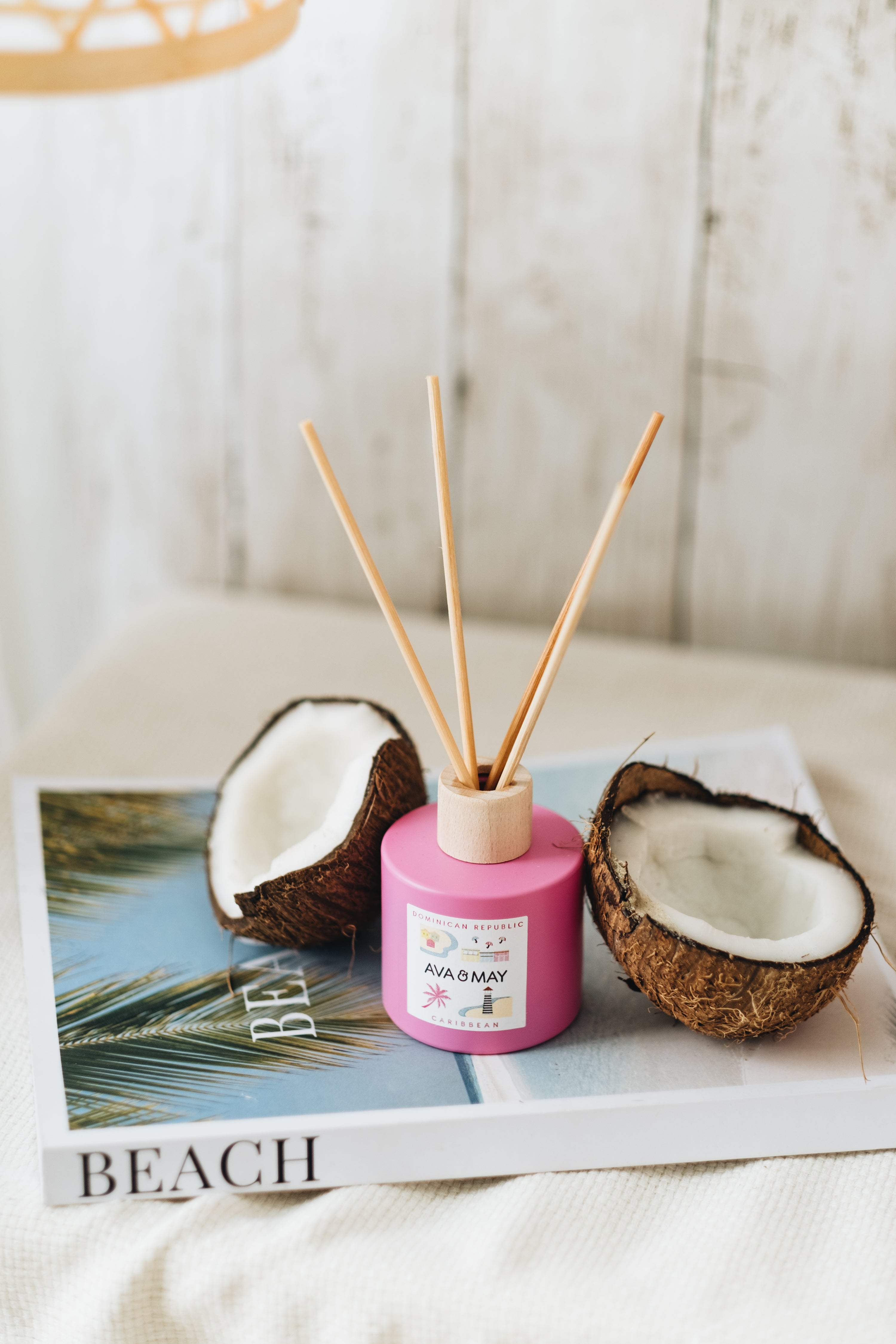Tropical Bliss Set bestehend aus Duftkerze und Duftstäbchen in grünem und pinkem Glas, von AVA & MAY