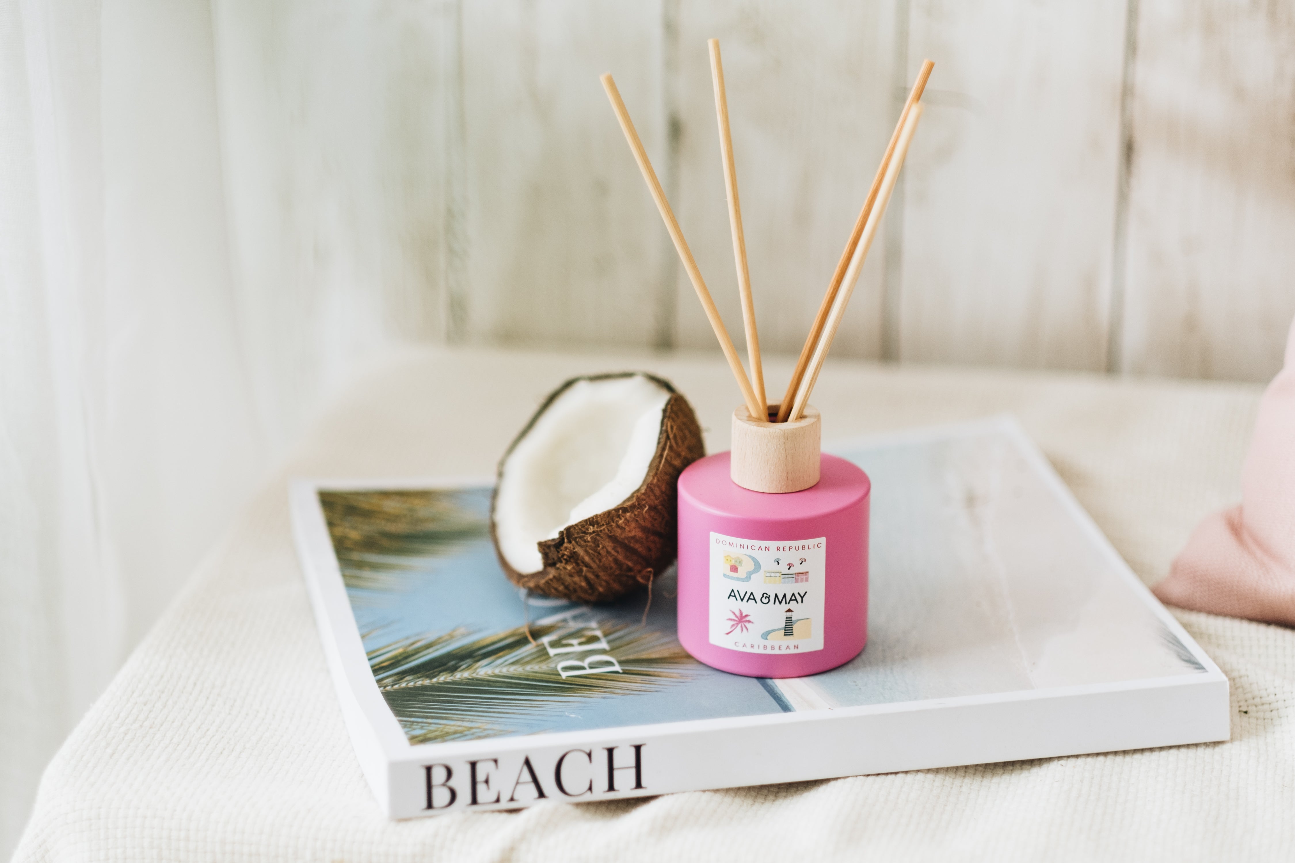 Dominican Republic Home Fragrance Set bestehend aus Duftkerze und Duftstäbchen in pinkem Glas, von AVA & AMAY