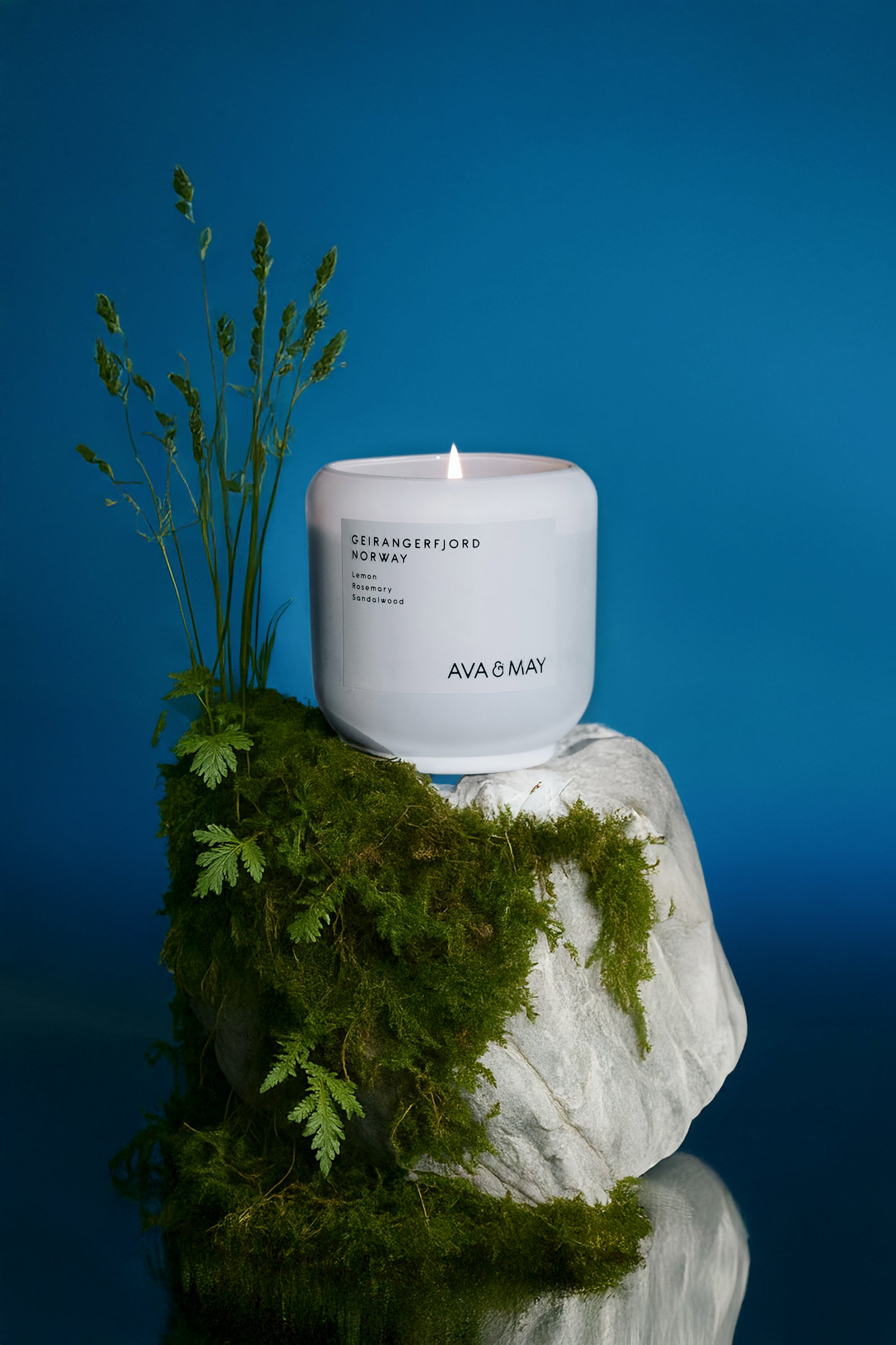 Geirangerfjord Duftkerze mit dem Duft frischer Zitrone in schlichtem Glas mit blauem Wachs, von AVA & MAY