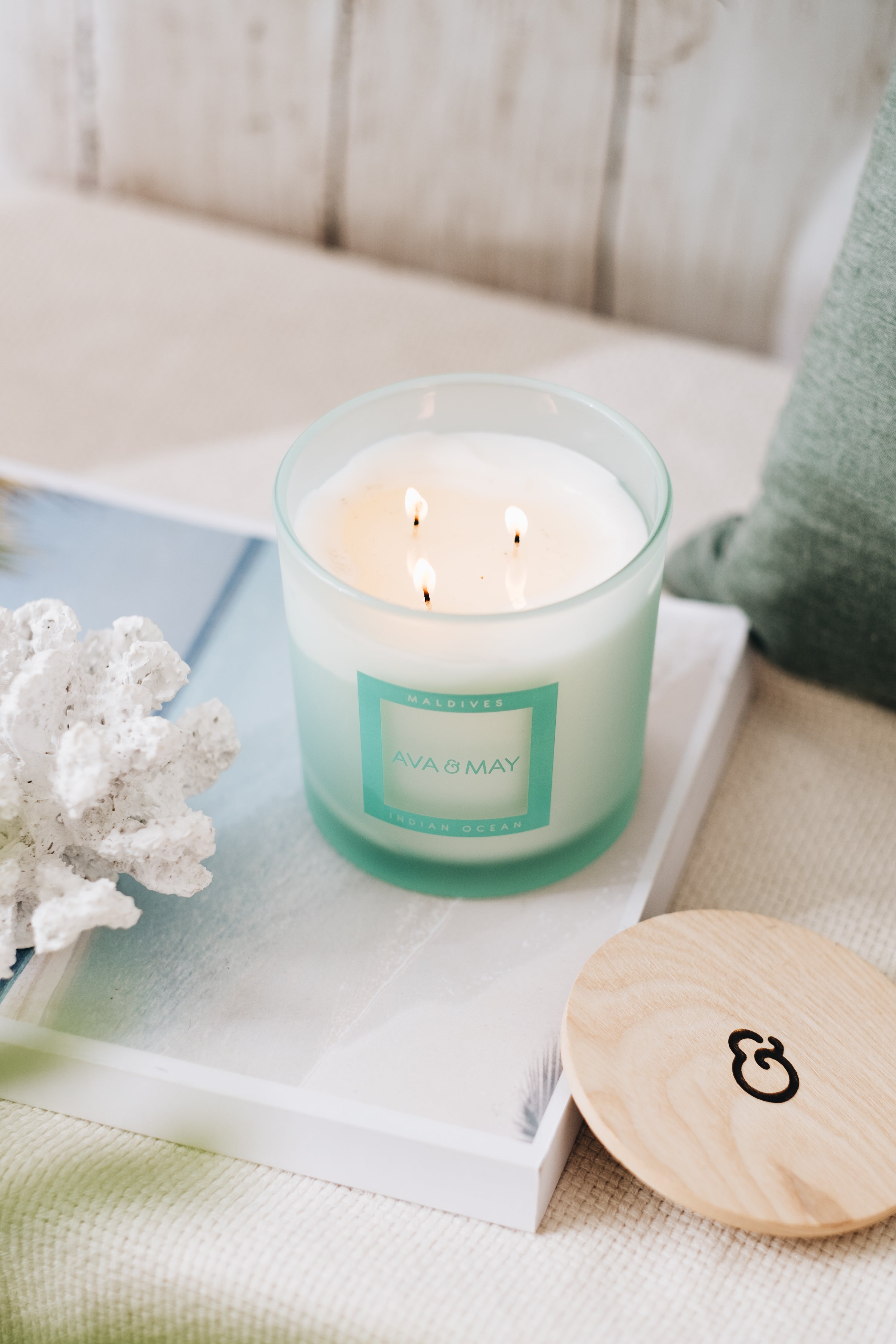 Maledives Home Fragrance Set bestehend aus Kerze ud Duftstäbchen, in grünem Glas, von AVA & MAY