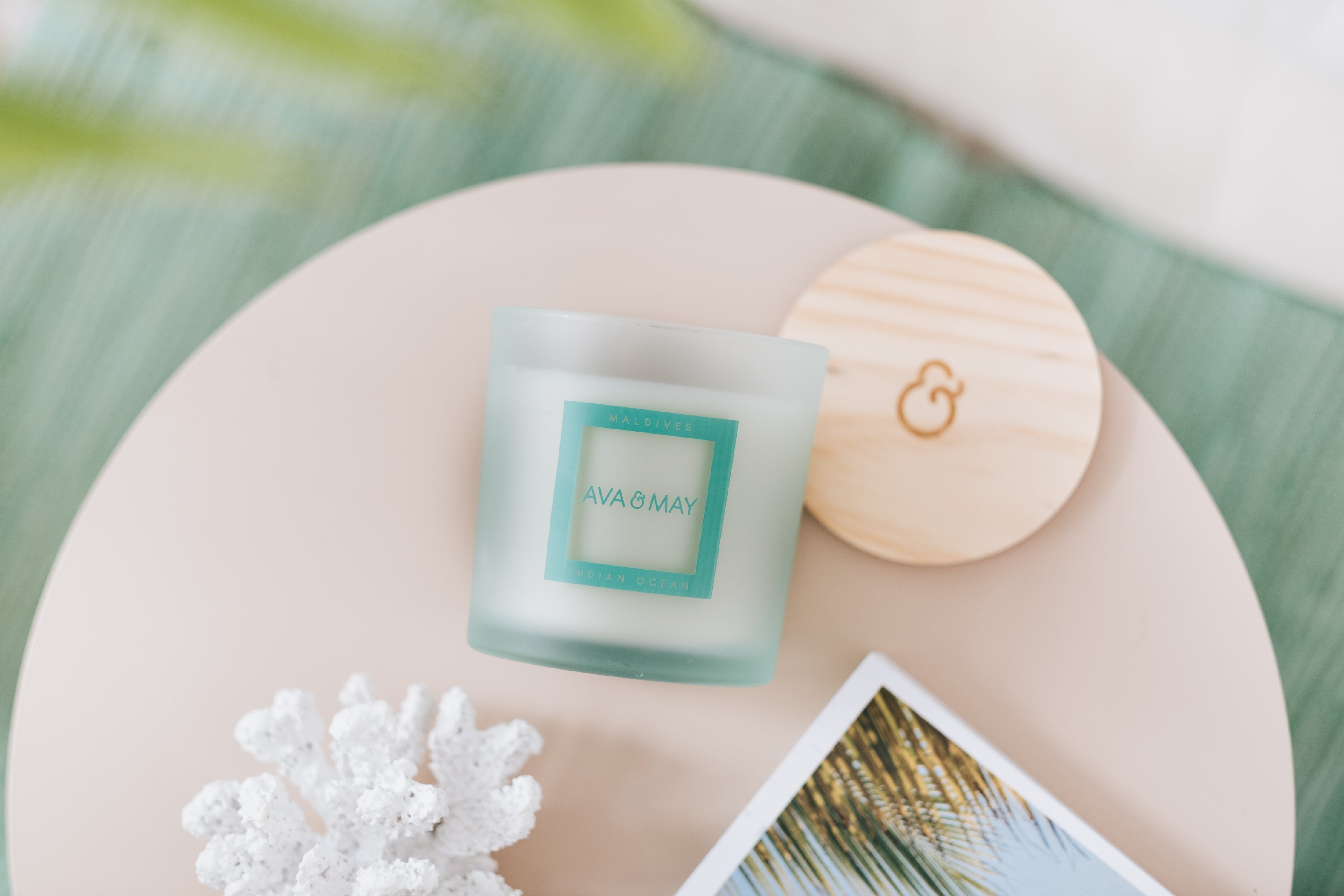 Tropical Bliss Set bestehend aus Duftkerze und Duftstäbchen in grünem und pinkem Glas, von AVA & MAY