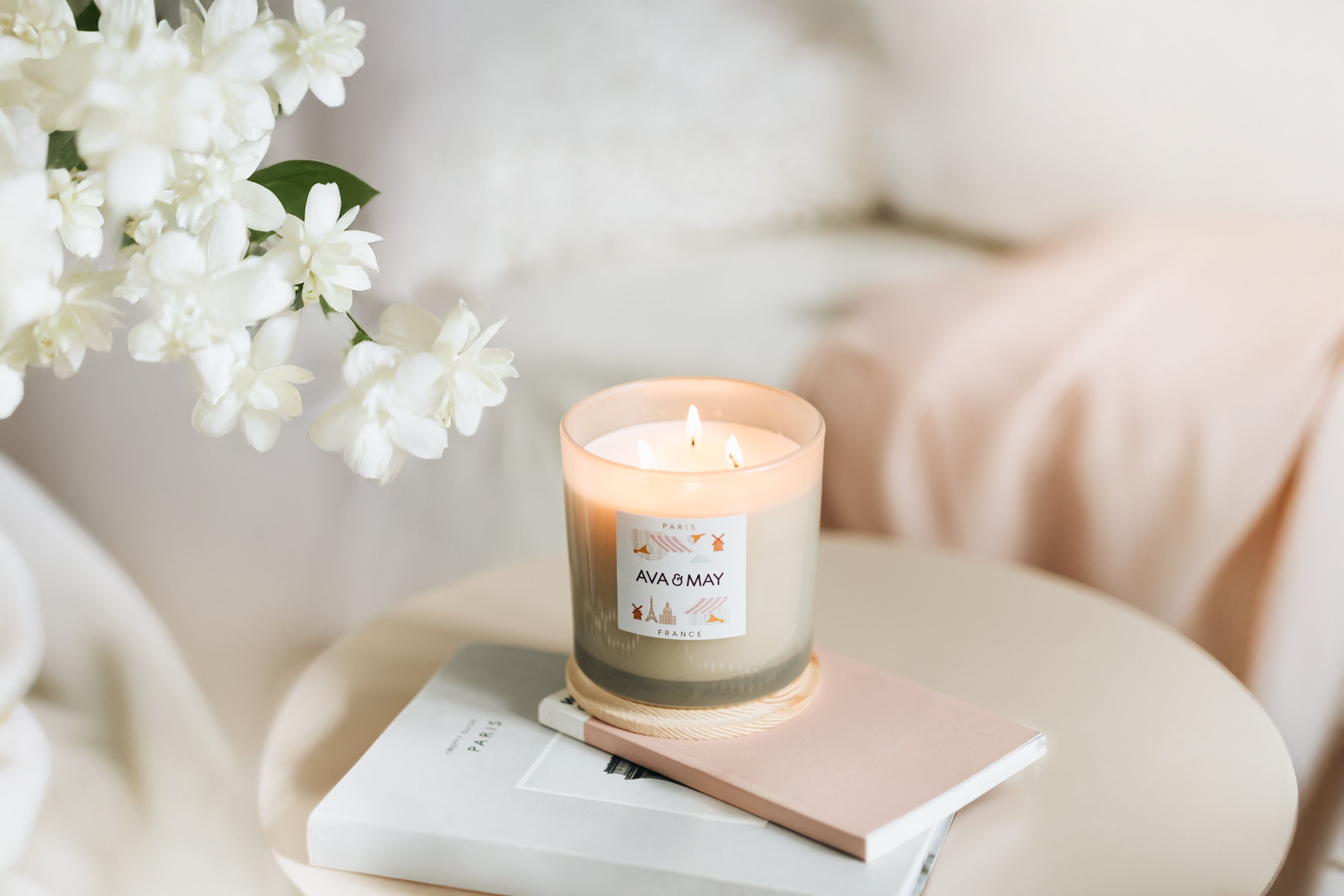 Paris Home Fragrance Set bestehend aus Duftkerze und Duftstäbchen in beigem Glas, von AVA & MAY