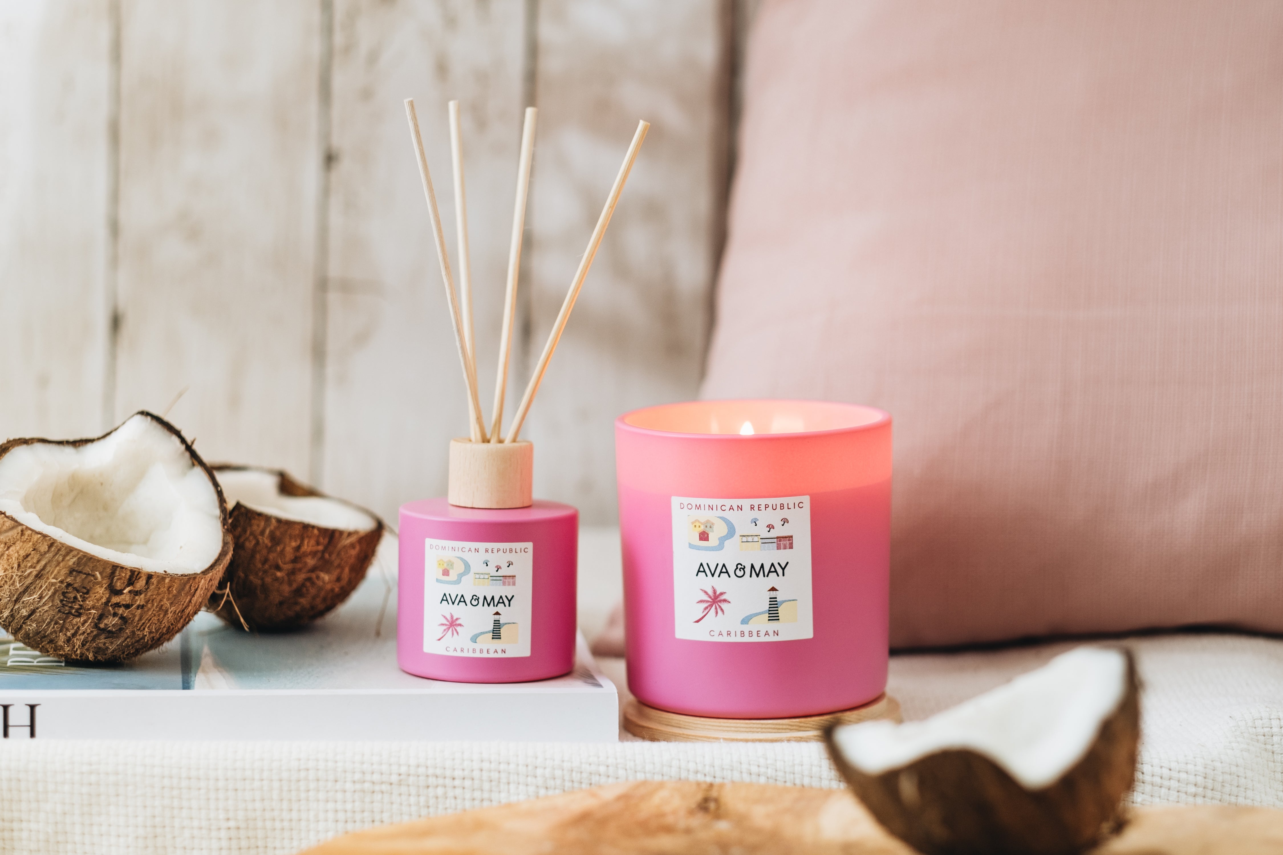 Dominican Republic Home Fragrance Set bestehend aus Duftkerze und Duftstäbchen in pinkem Glas, von AVA & AMAY