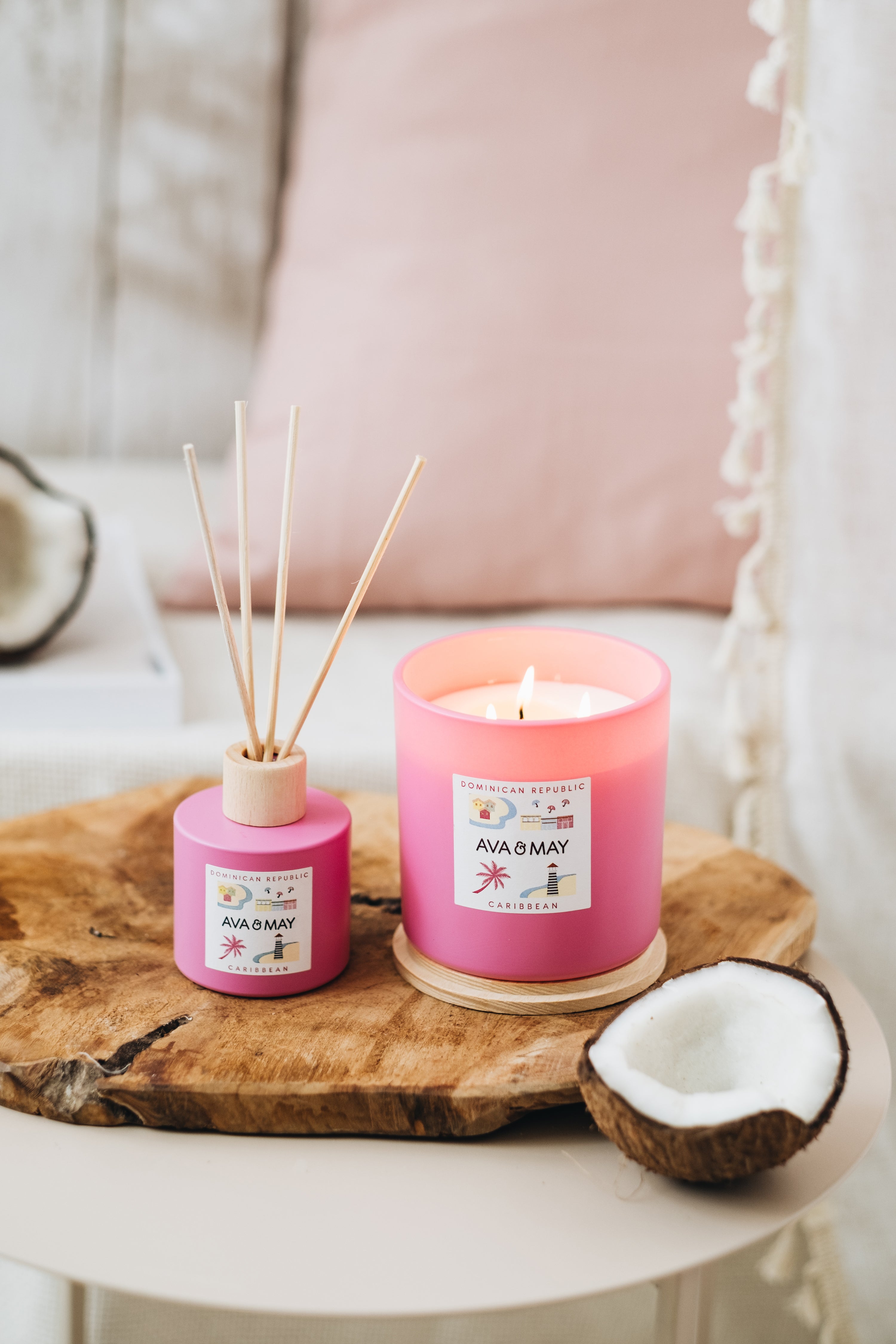 Dominican Republic Home Fragrance Set bestehend aus Duftkerze und Duftstäbchen in pinkem Glas, von AVA & AMAY