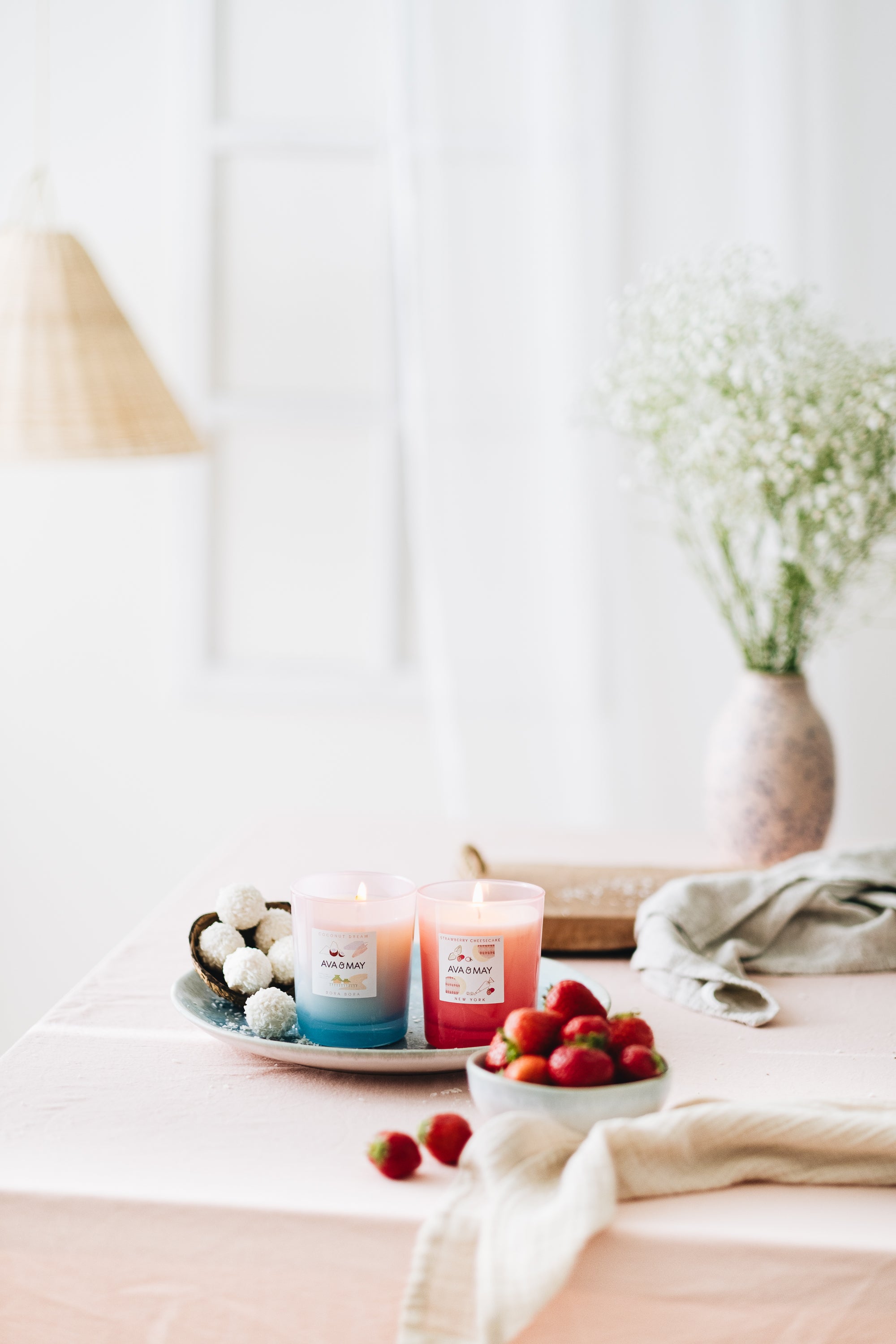 Mellow Delights Set bestehend aus Bora Bora Duftkerze und Strawberry Cheesecake Duftkerze, von AVA & MAY