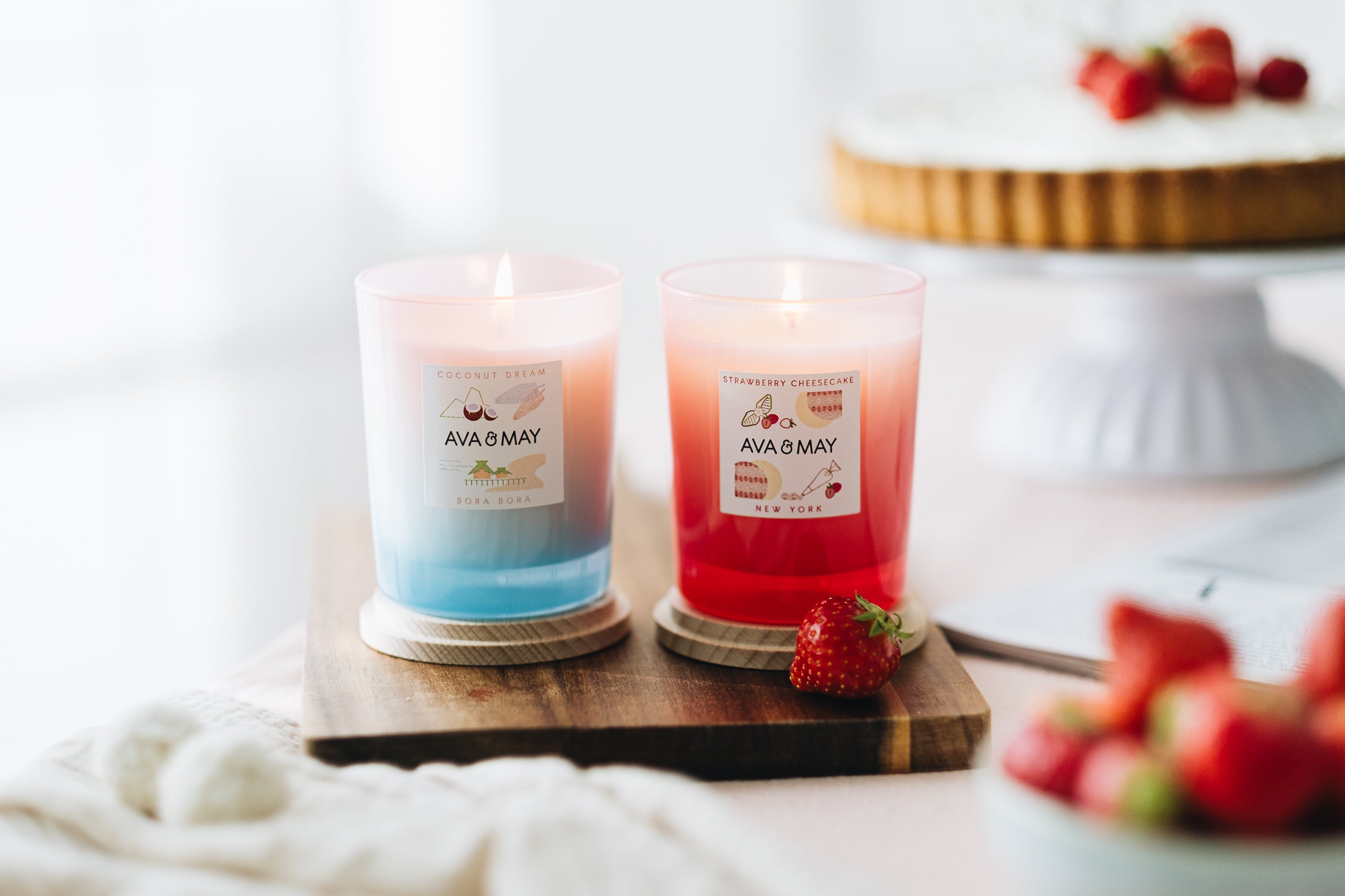 Mellow Delights Set bestehend aus Bora Bora Duftkerze und Strawberry Cheesecake Duftkerze, von AVA & MAY