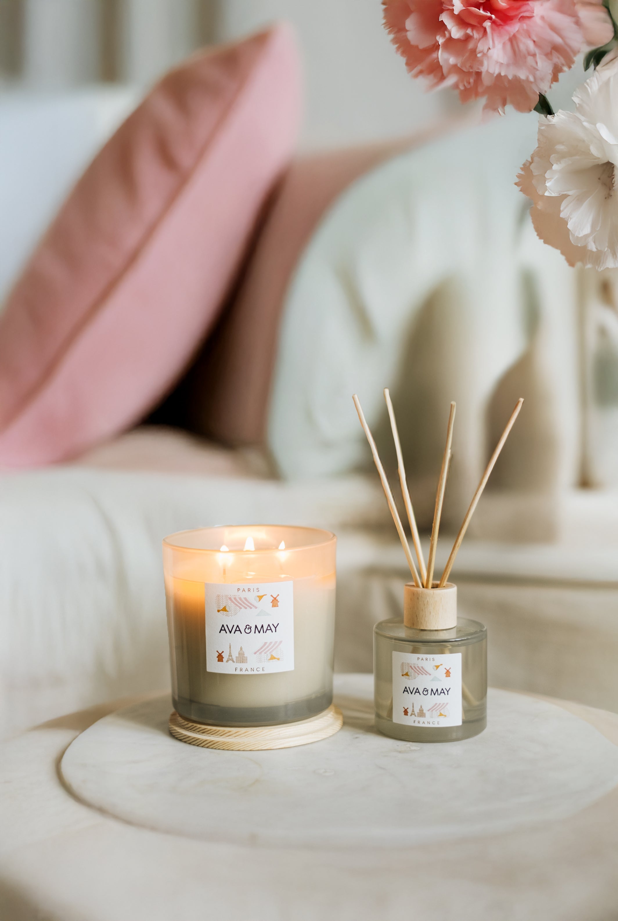 Paris Home Fragrance Set bestehend aus Duftkerze und Duftstäbchen in beigem Glas, von AVA & MAY