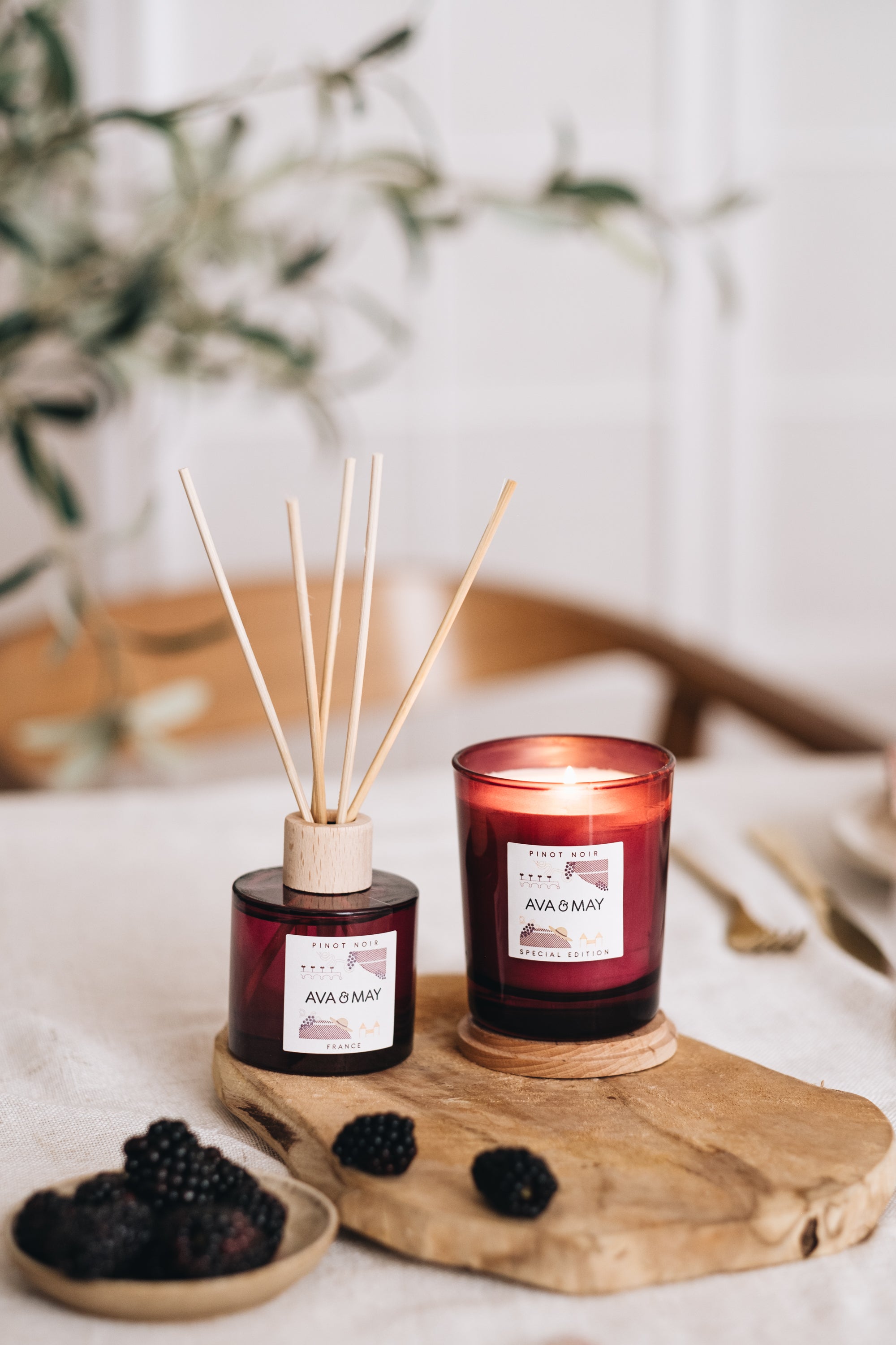 Pinot Noir Home Fragrance Set, bestehend aus Kerze und Duftstäbchen in rotem Glas, von AVA & MAY