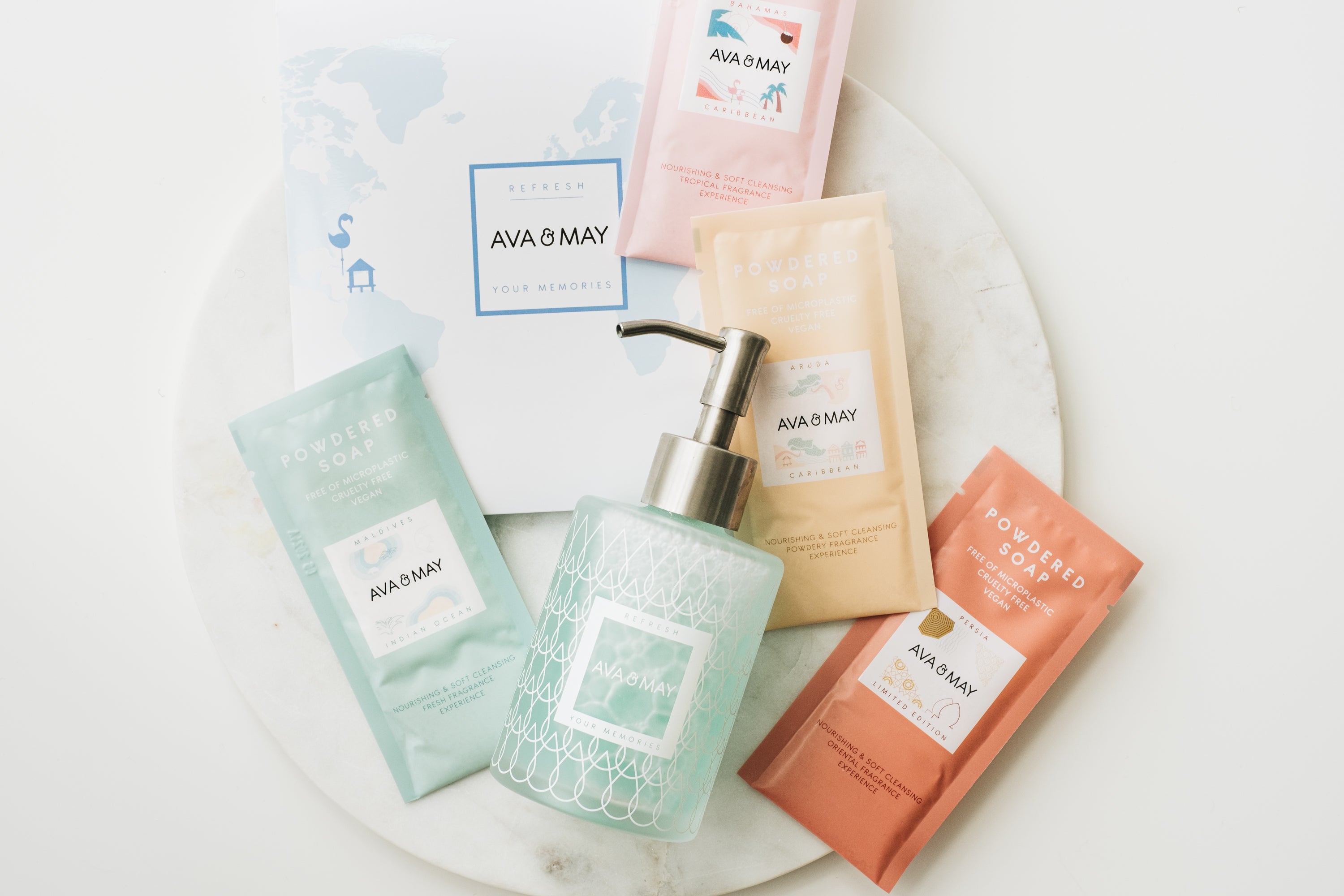 Powdered Soaps Starter Set bestehend aus vier unterschiedlichen Seifen-Düften und einem Seifenspender, von AVA & MAY