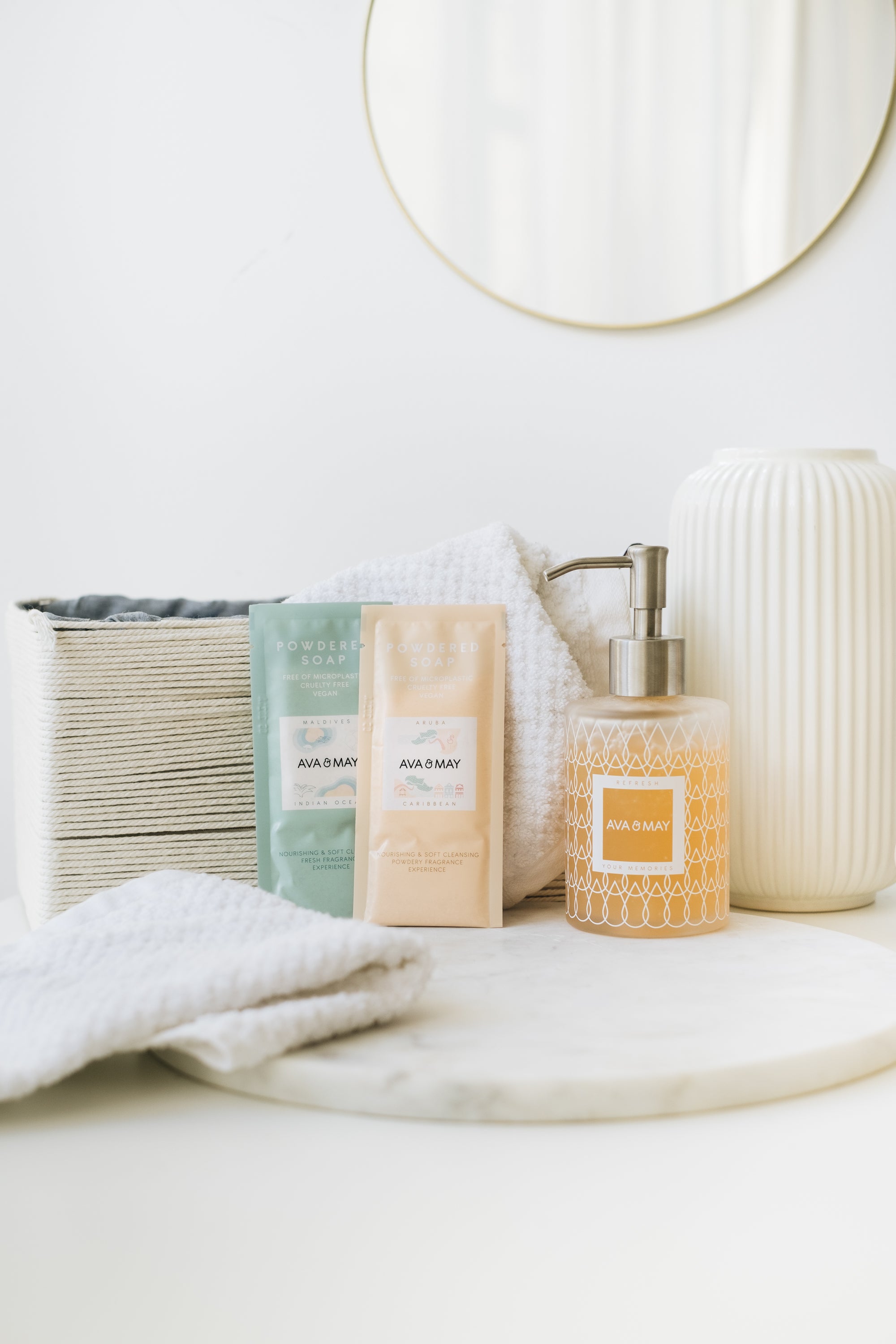 Tropical Powdered Soaps Set bestehend aus 2 unterschiedlichen Seifen-Düften und einem Seifenspender, von AVA & MAY