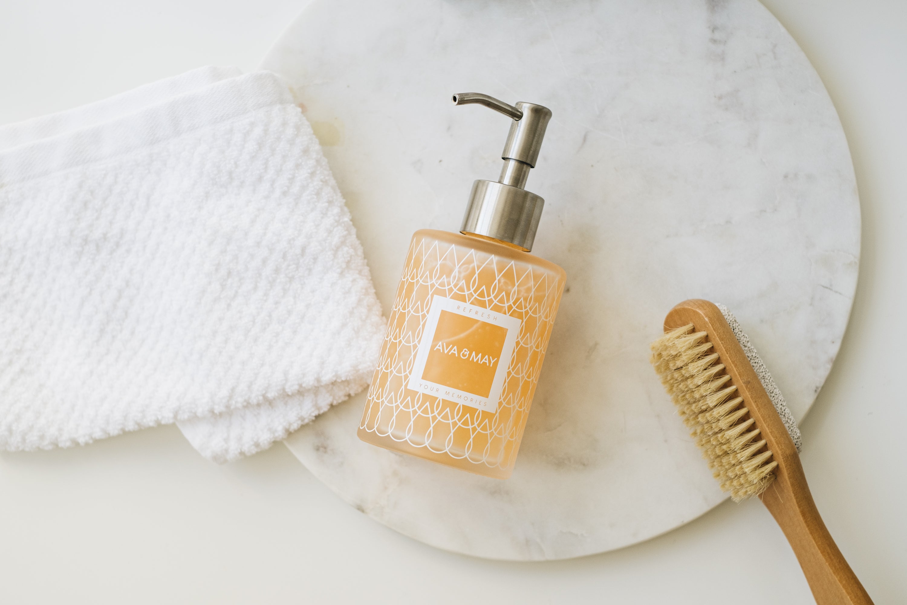 Tropical Powdered Soaps Set bestehend aus 2 unterschiedlichen Seifen-Düften und einem Seifenspender, von AVA & MAY
