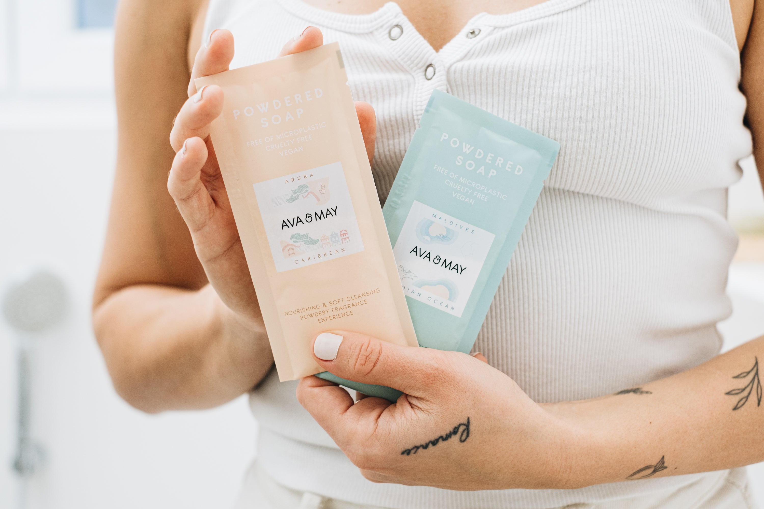 Tropical Powdered Soaps Set bestehend aus 2 unterschiedlichen Seifen-Düften und einem Seifenspender, von AVA & MAY