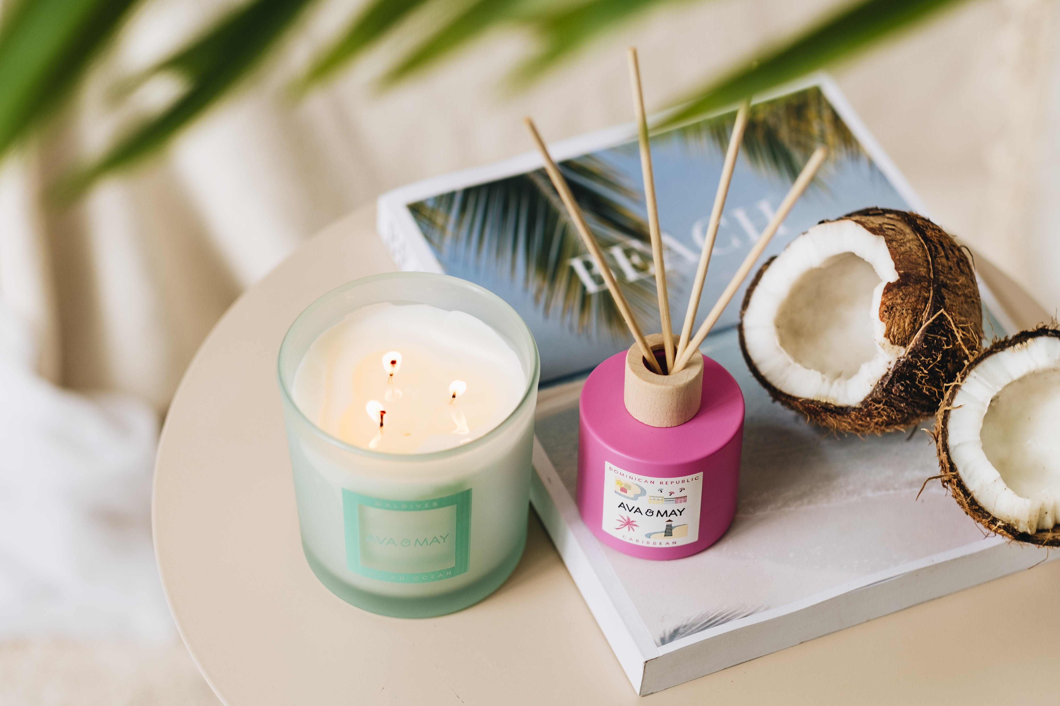 Tropical Bliss Set bestehend aus Duftkerze und Duftstäbchen in grünem und pinkem Glas, von AVA & MAY