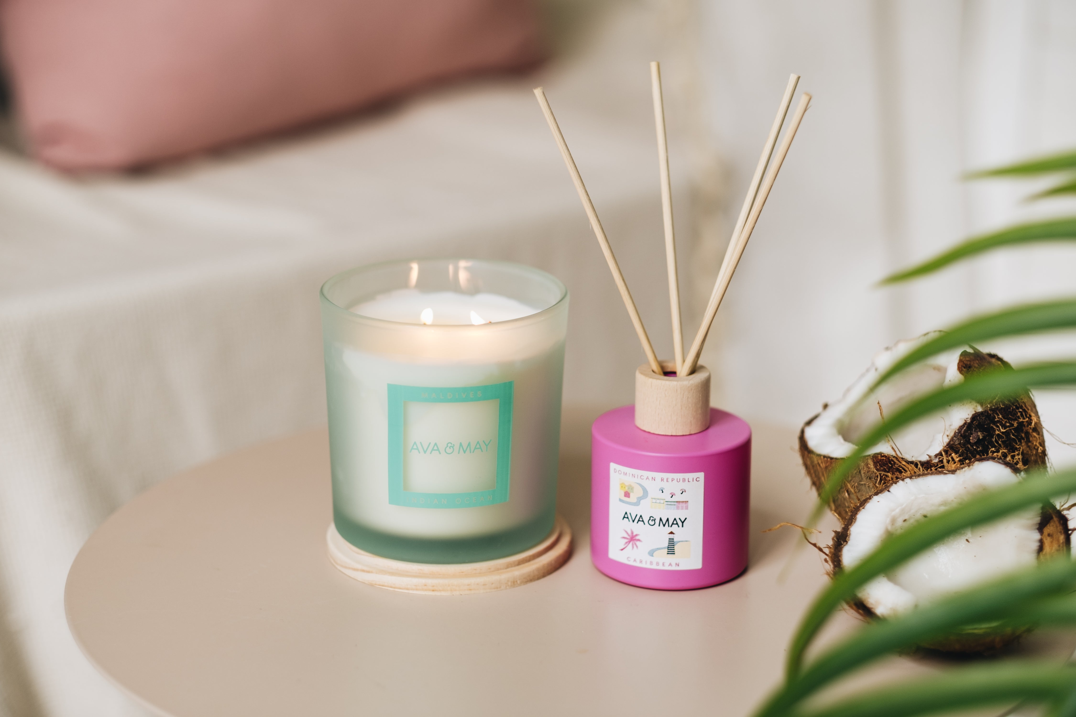 Tropical Bliss Set bestehend aus Duftkerze und Duftstäbchen in grünem und pinkem Glas, von AVA & MAY