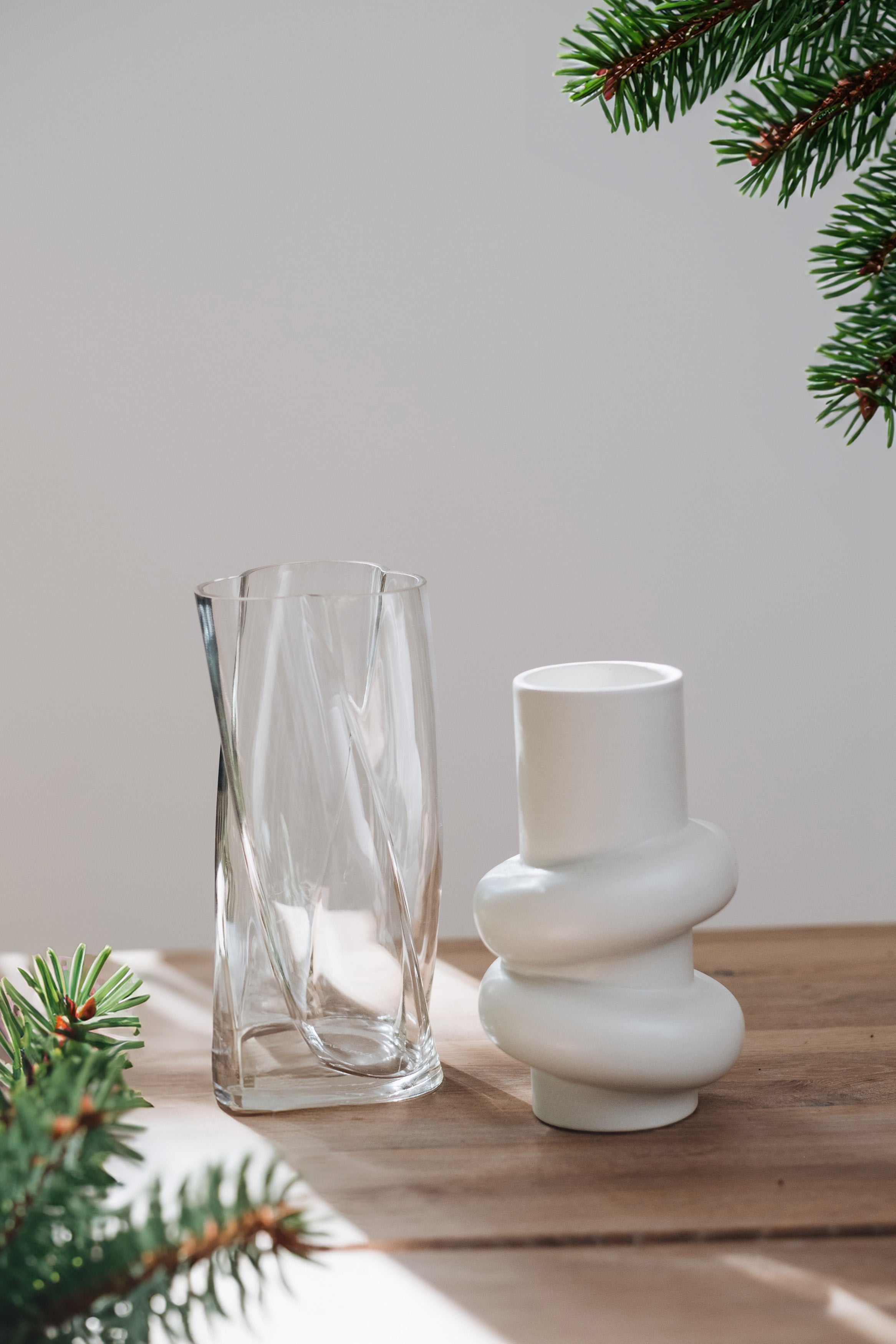 Perfect Pair Set bestehend aus Keramik- und Glas-Vase, von AVA & MAY