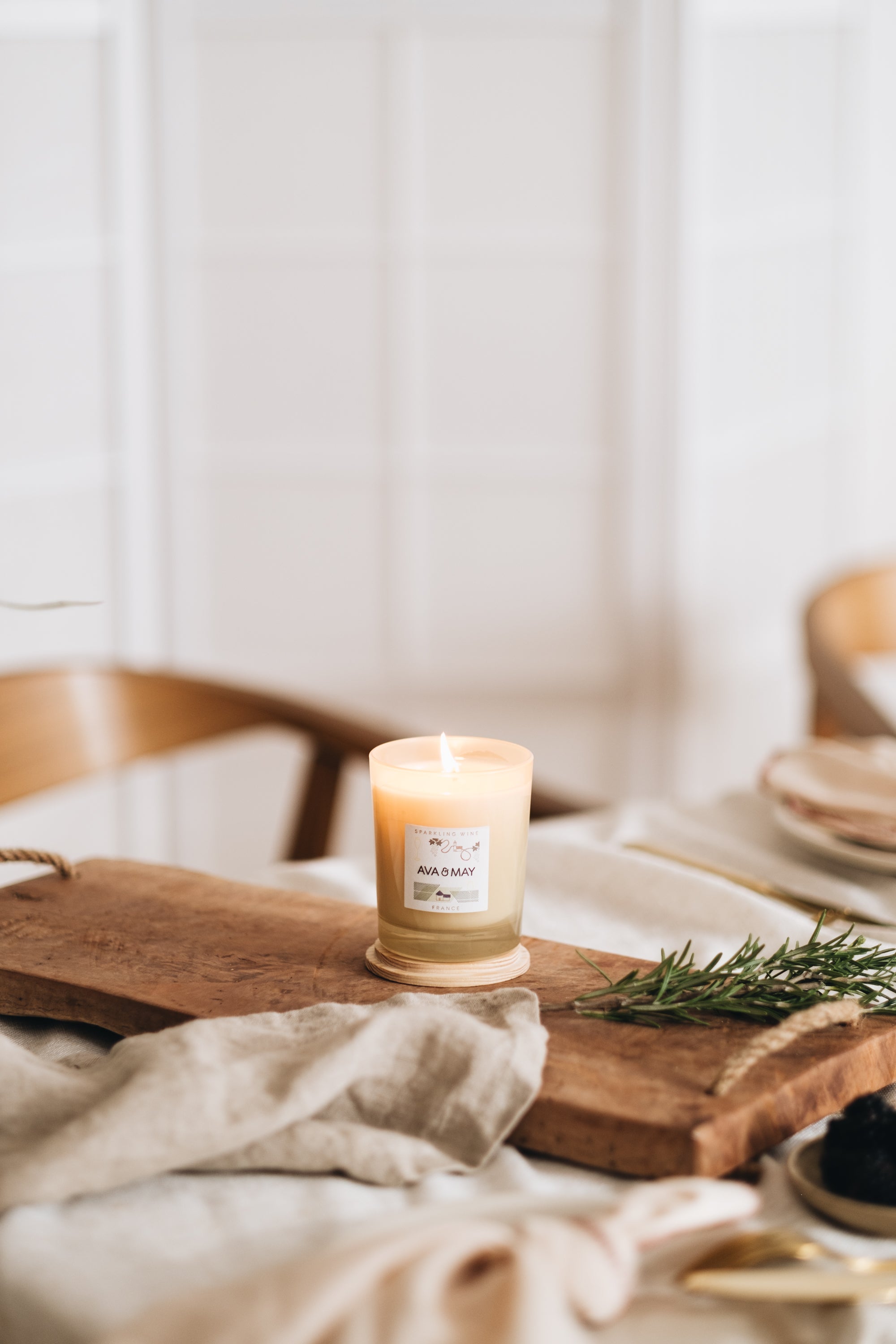 Sparkling Wine Duftkerze mit spritziger Duftnote in champagnerfarbenem Glas, von AVA & MAY