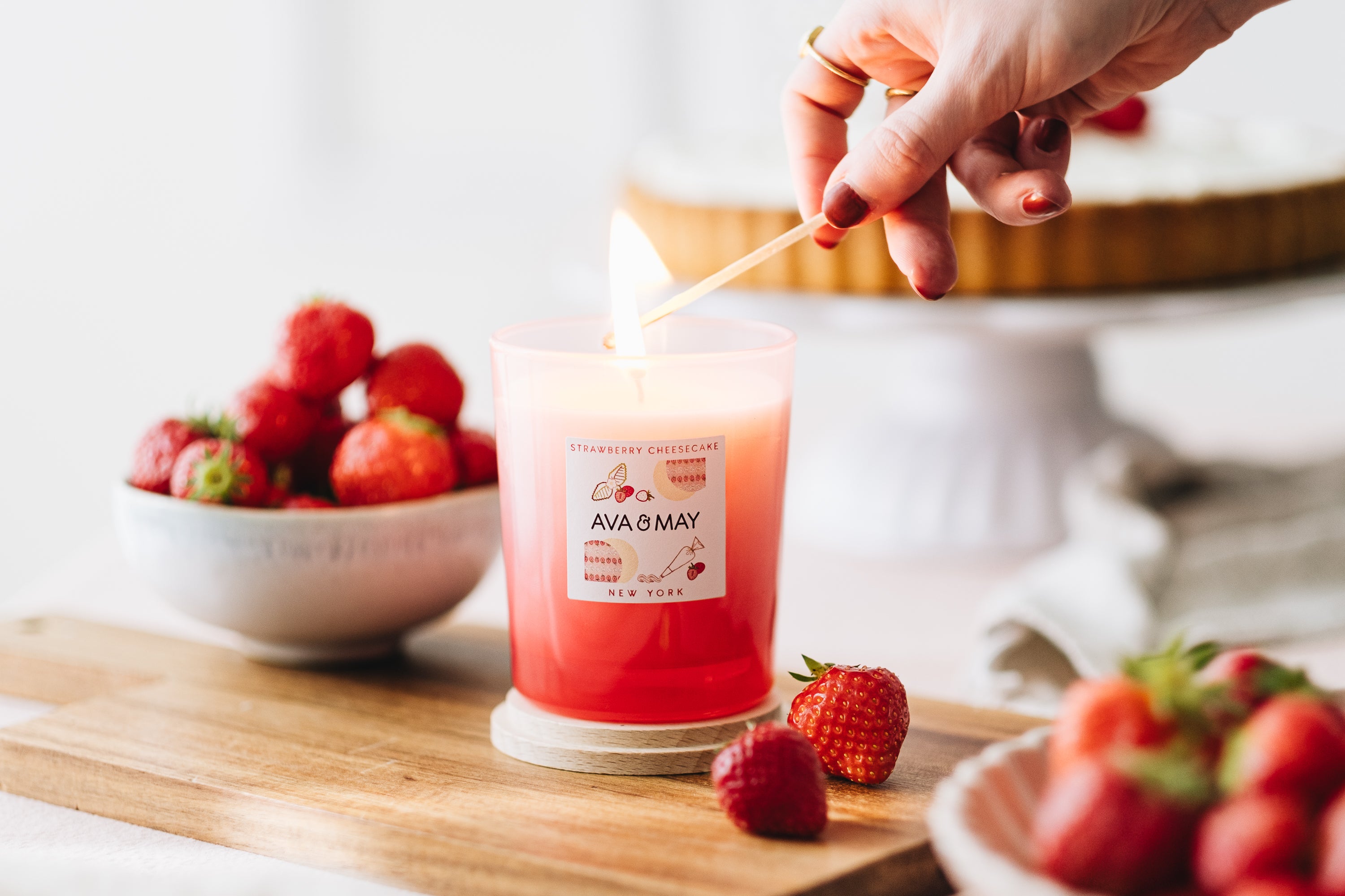 Strawberry Cheescake Duftkerze mit fruchtig-süßer Duftnote in rotem Glas, von AVA & MAY