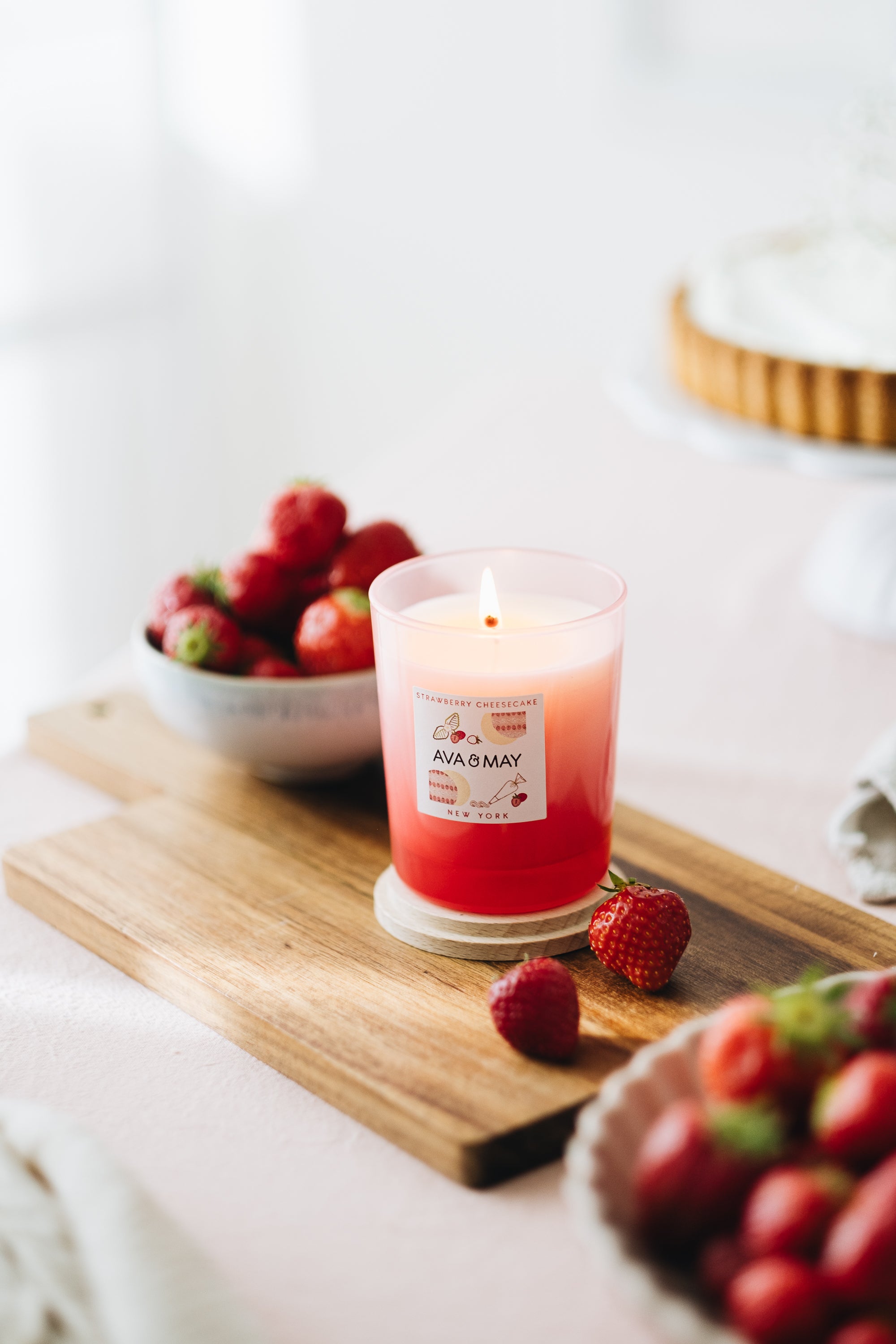 Strawberry Cheescake Duftkerze mit fruchtig-süßer Duftnote in rotem Glas, von AVA & MAY