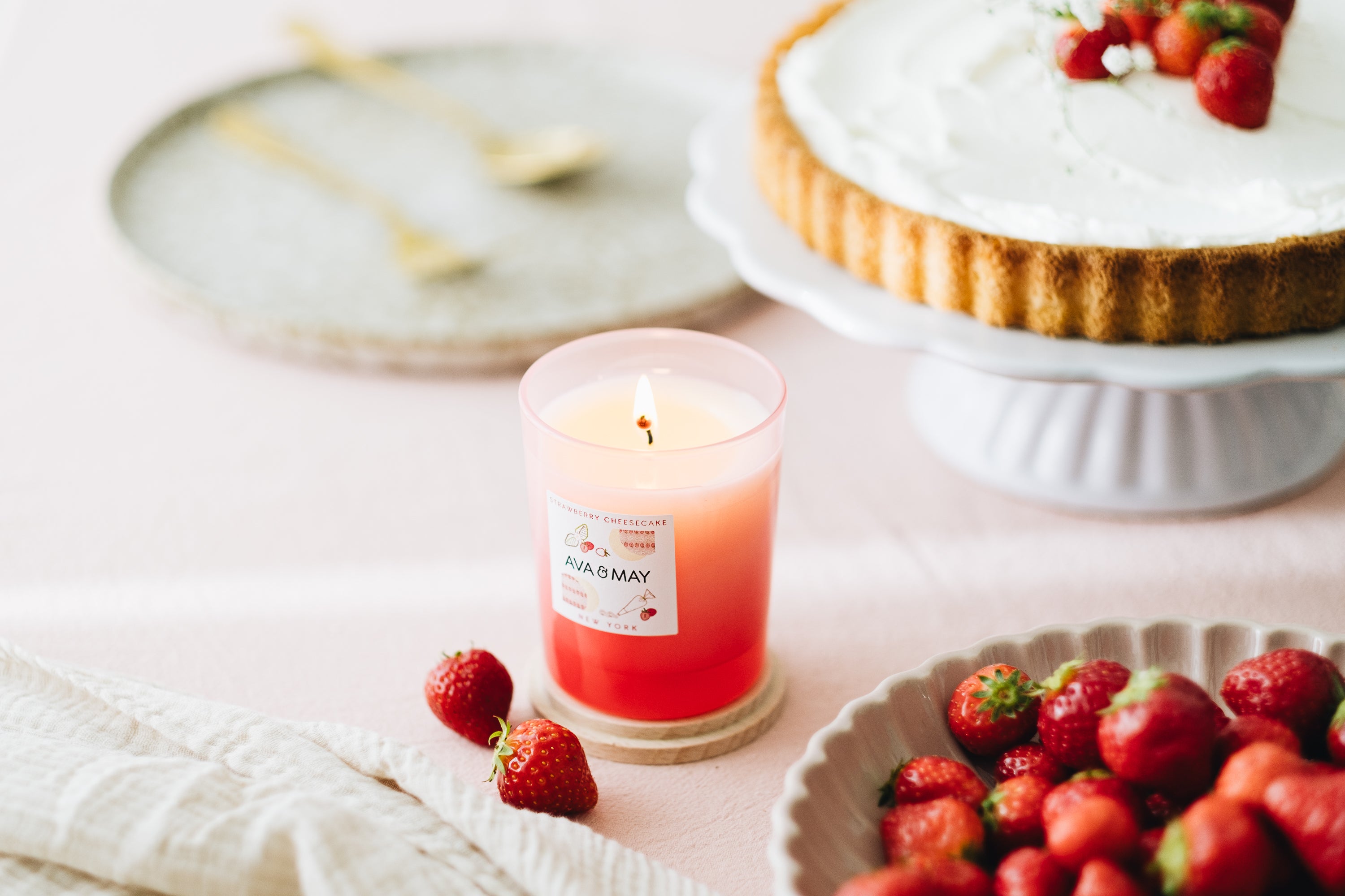 Strawberry Cheescake Duftkerze mit fruchtig-süßer Duftnote in rotem Glas, von AVA & MAY
