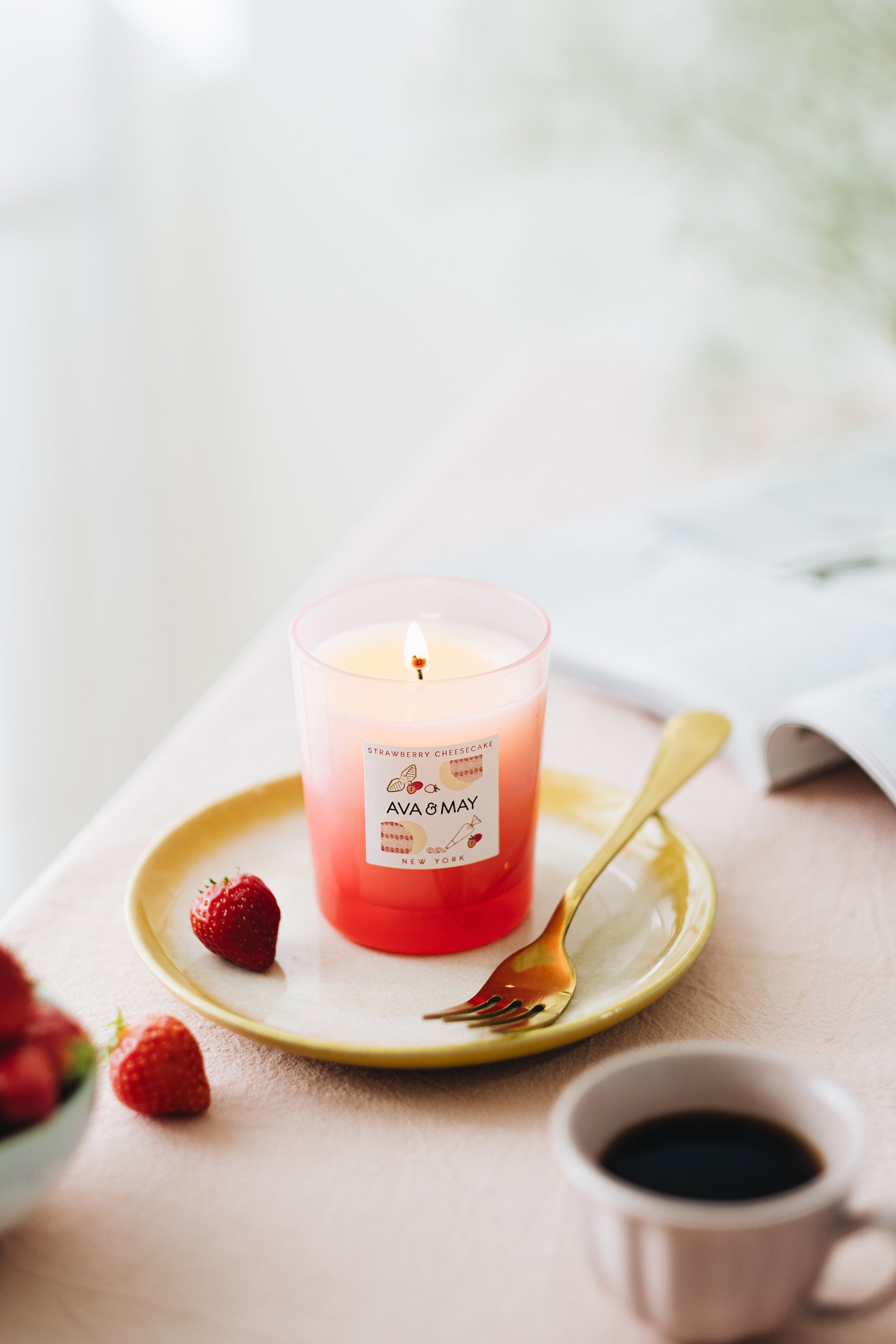 Strawberry Cheescake Duftkerze mit fruchtig-süßer Duftnote in rotem Glas, von AVA & MAY