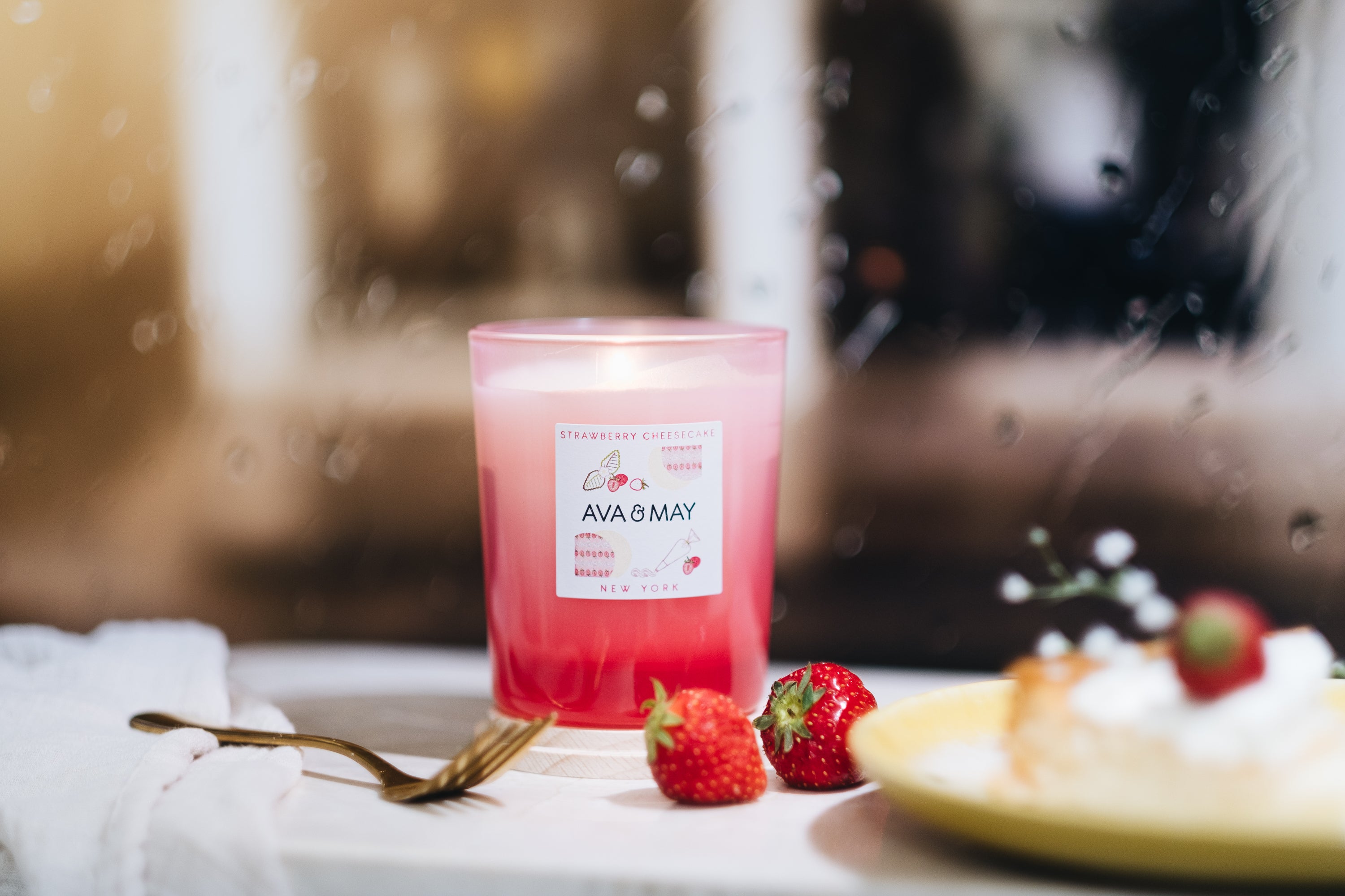 Mellow Delights Set bestehend aus Bora Bora Duftkerze und Strawberry Cheesecake Duftkerze, von AVA & MAY