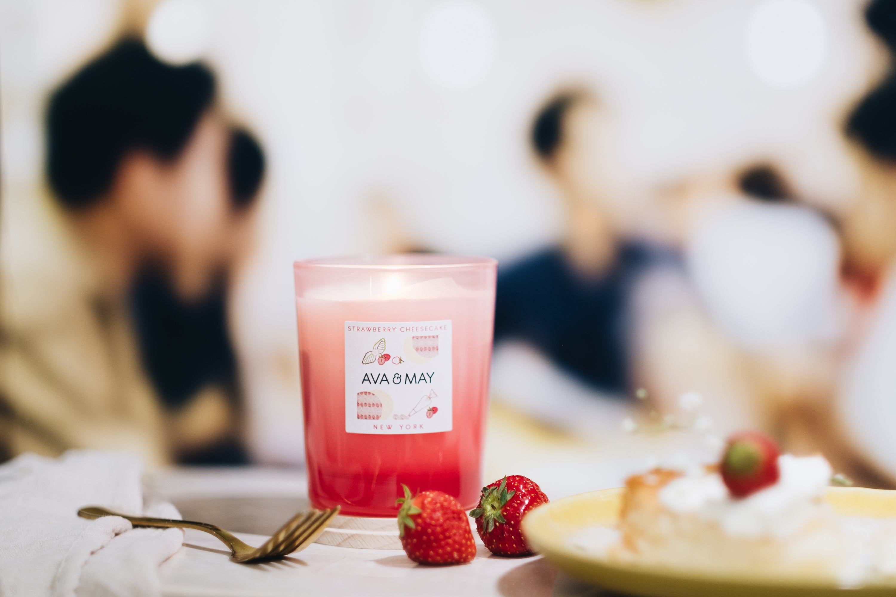 Strawberry Cheescake Duftkerze mit fruchtig-süßer Duftnote in rotem Glas, von AVA & MAY