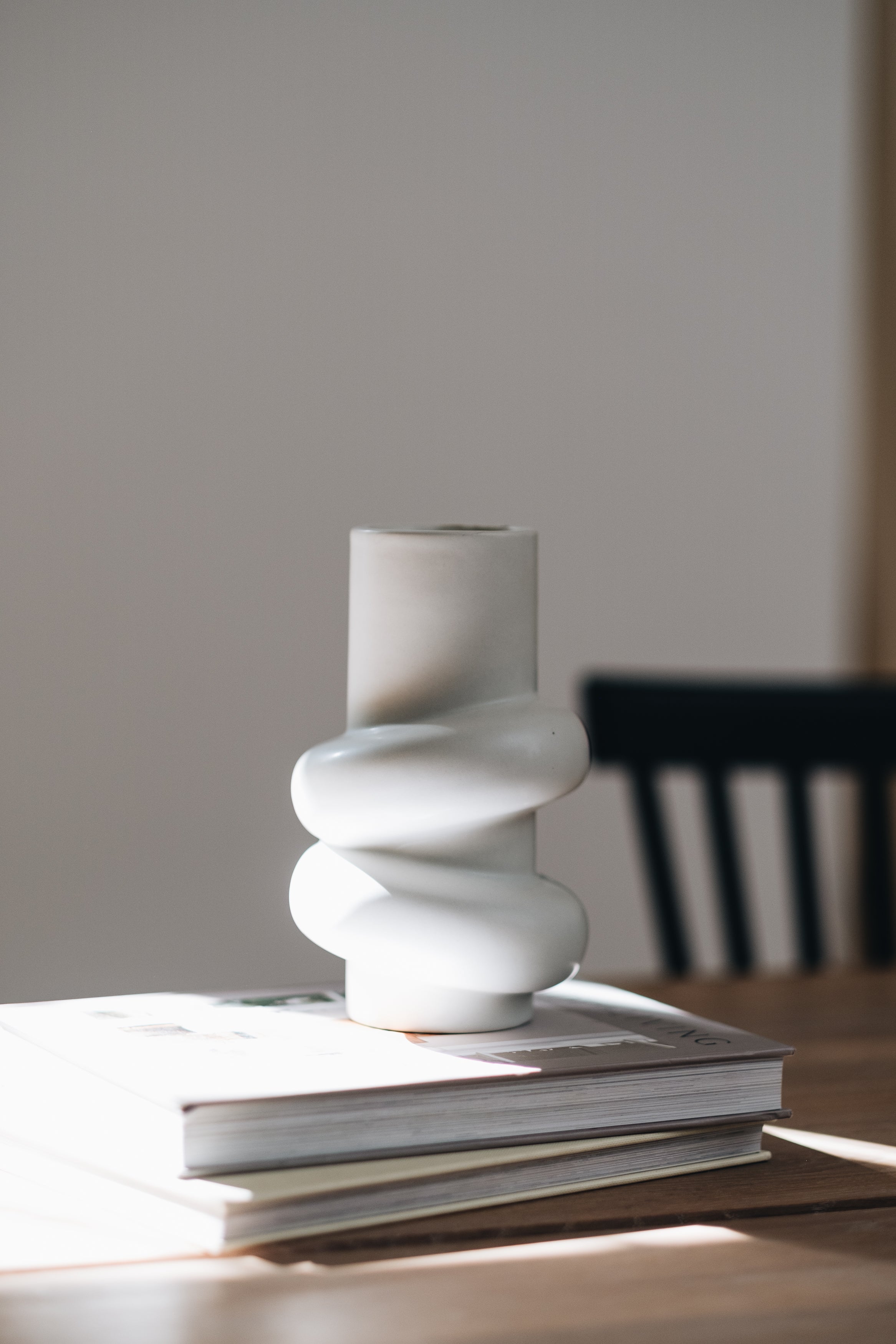 Perfect Pair Set bestehend aus Keramik- und Glas-Vase, von AVA & MAY