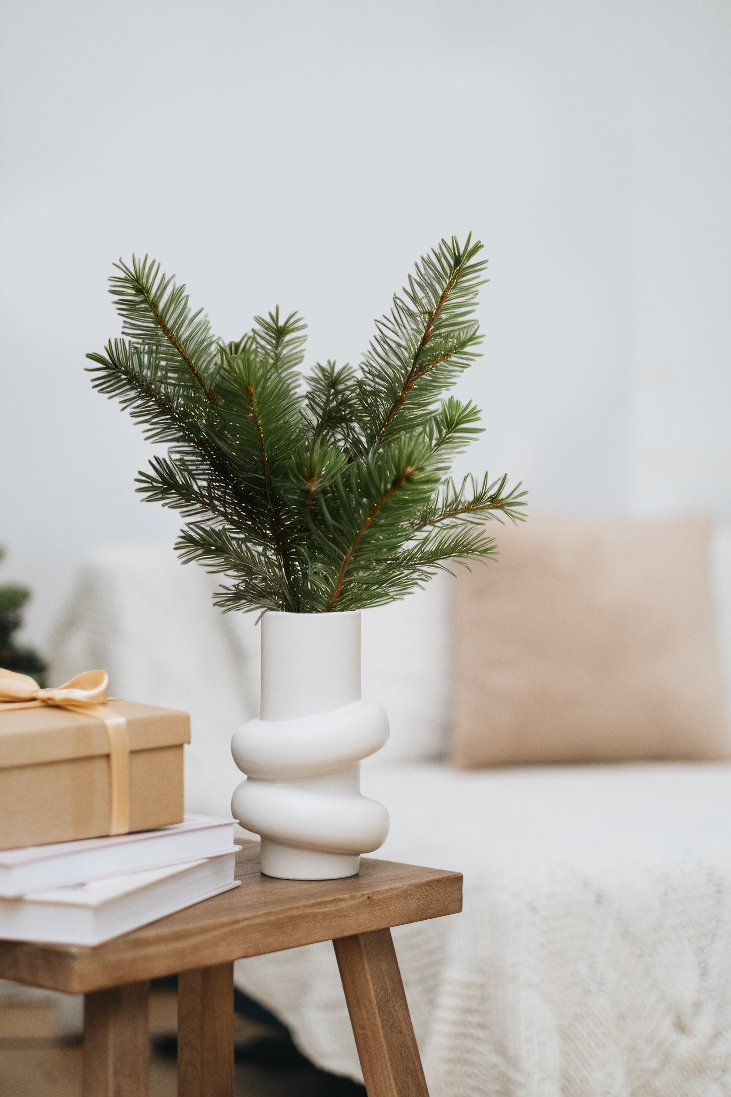 Keramikvase im asymetrischen Design, von AVA & MAY