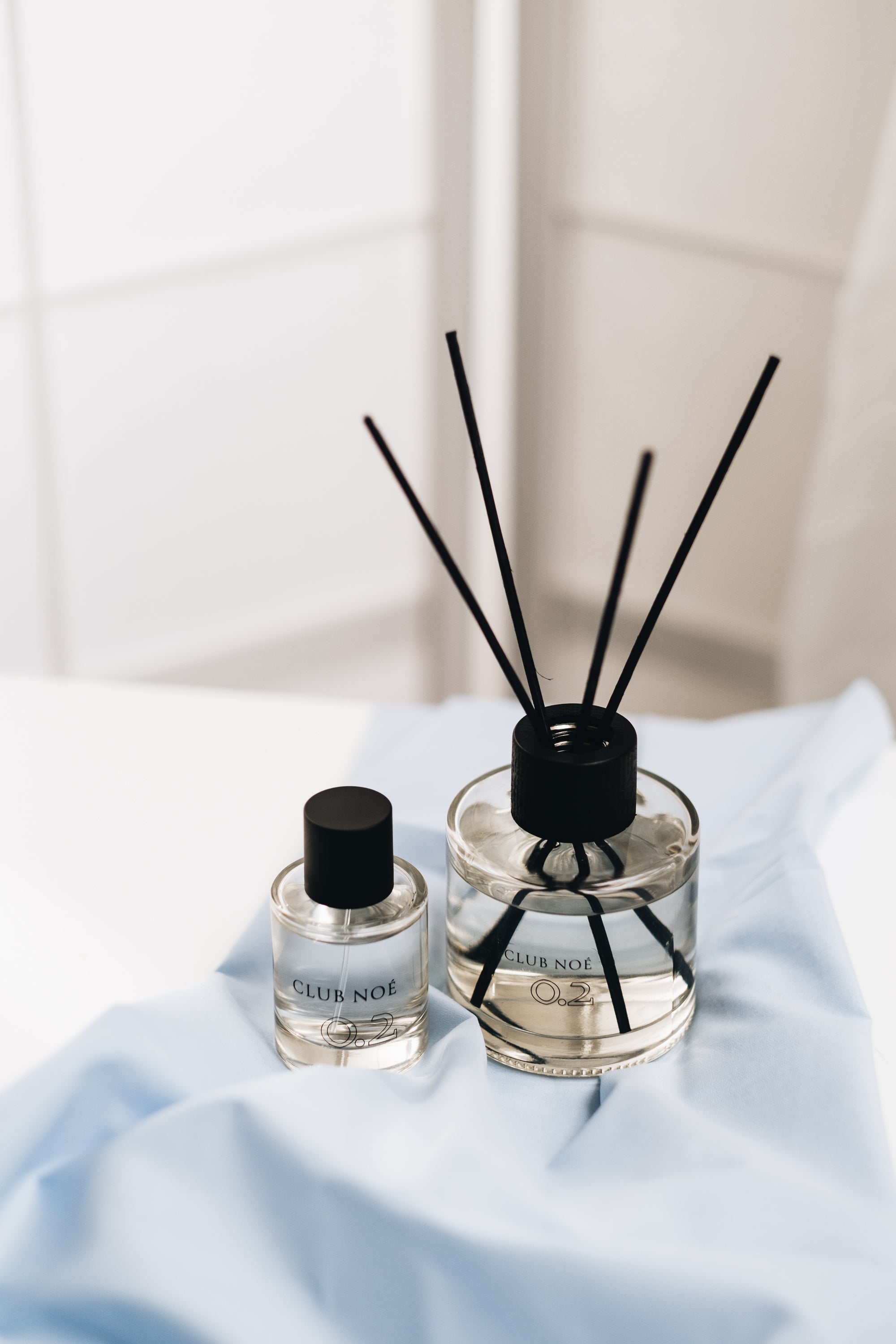 0.2 Exclusive Set bestehend aus 0.2 Duftkerze, Duftstäbchen und Eau de Parfum in durchsichtigen Gläsern, von Club Noe