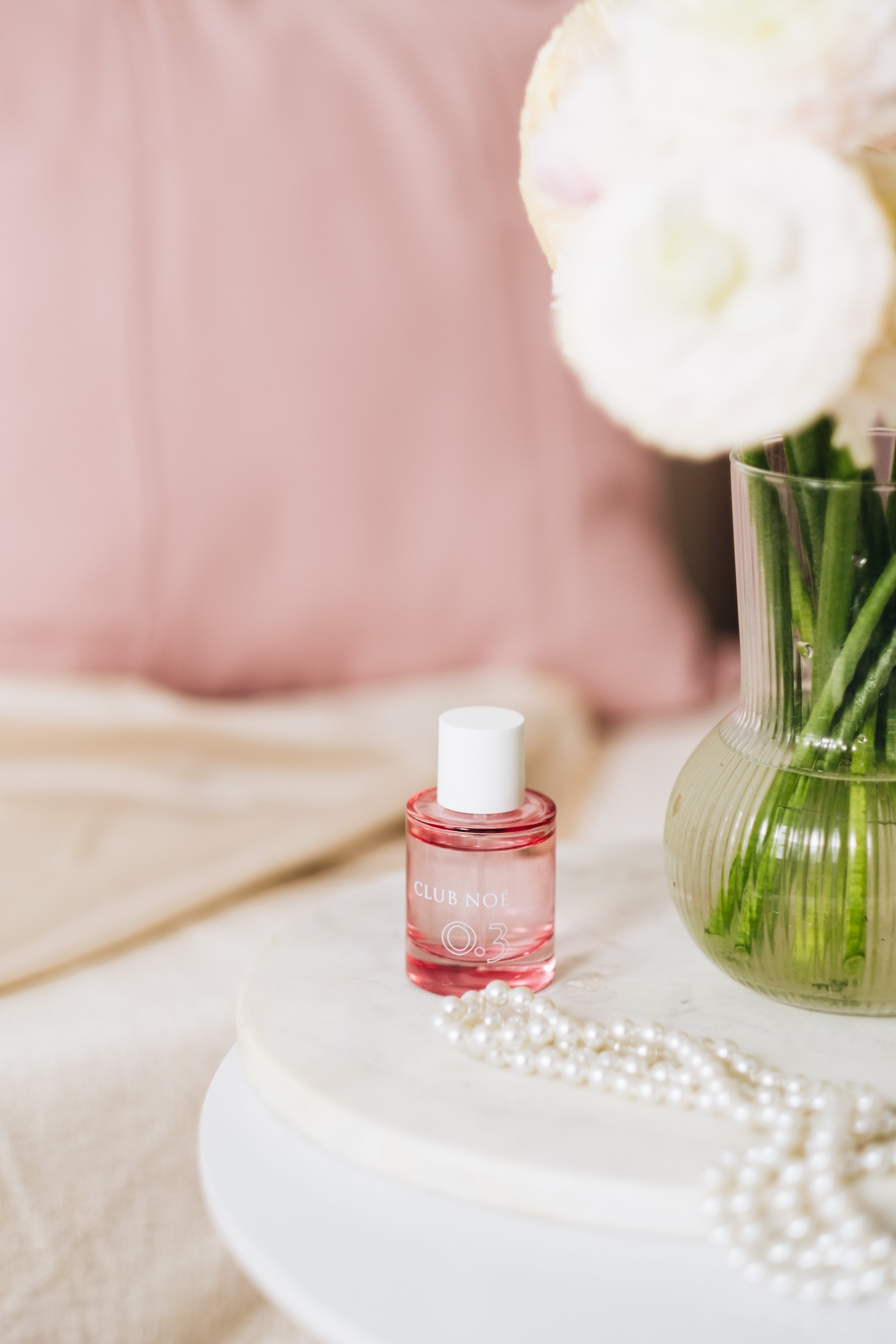 0.3 Eau de Parfum mit einem Hauch von Vanilie-duft in einer rosa Flasche, von Club Noe