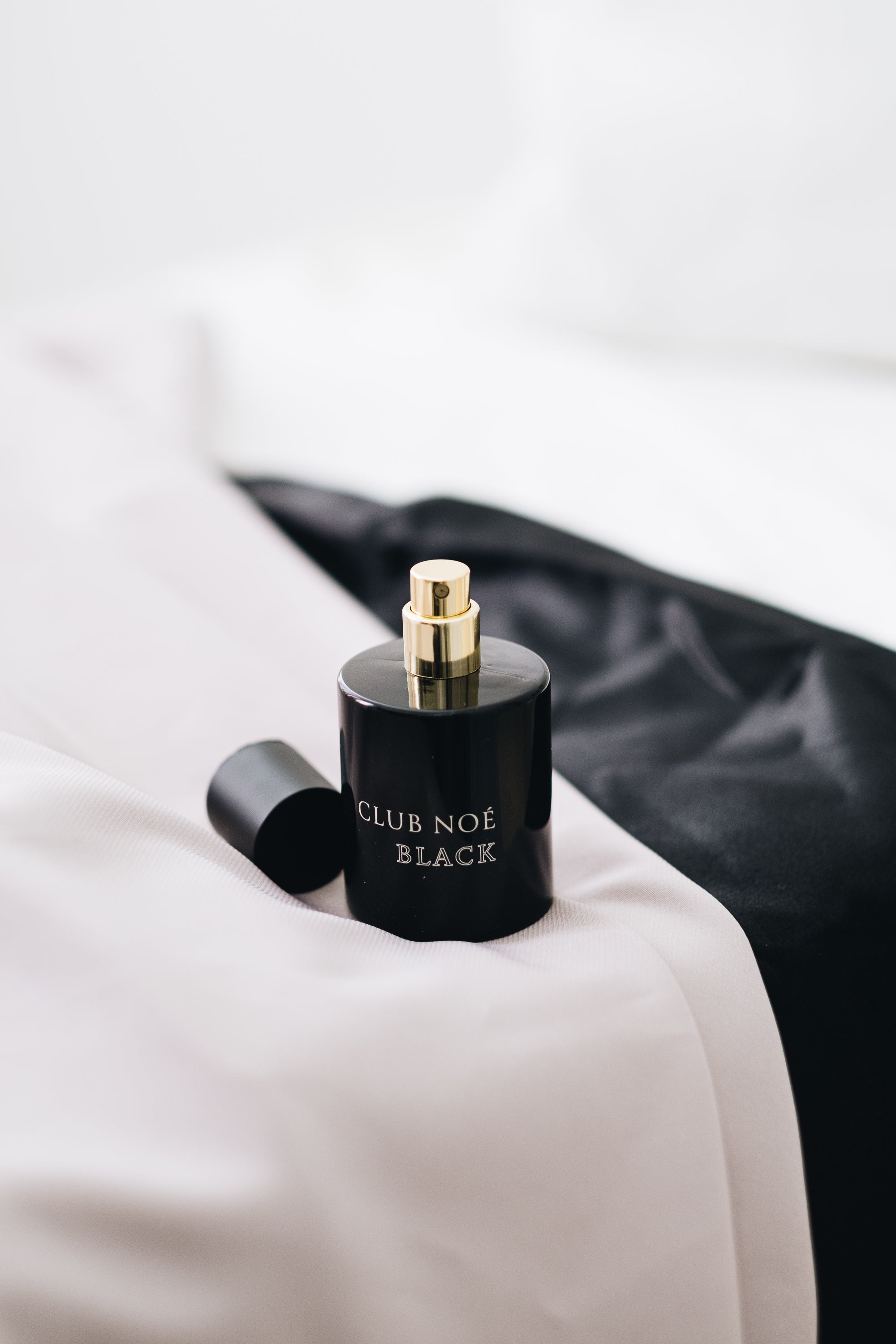 Clean Spirit Set bestehend aus der 0.2 Duftkerze und dem Black Parfum, von Club Noe