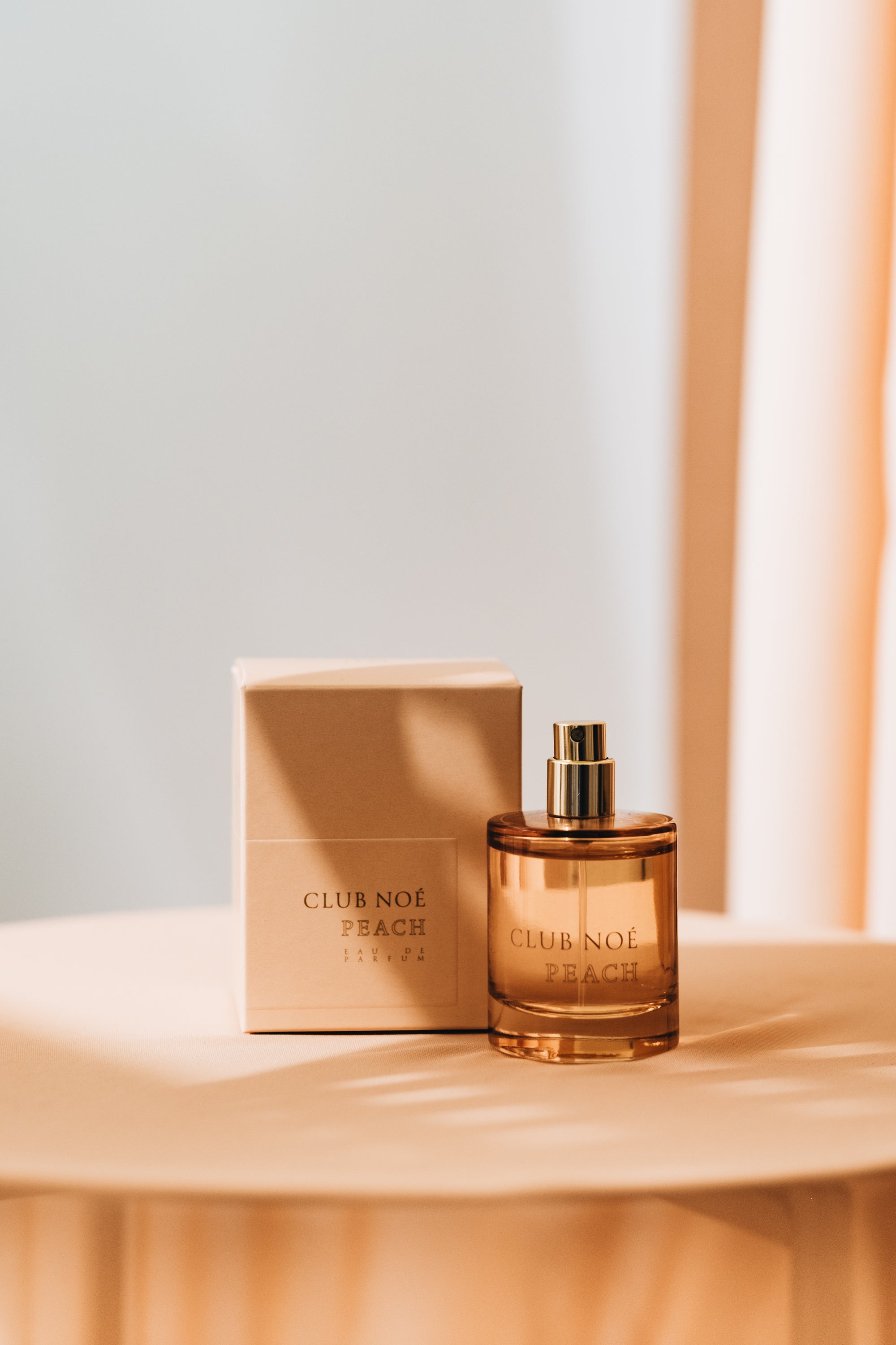 Peach Eau de Parfum mit raffiniertem Duft von roten Beeren in pfirichfarbenem Glas, von Club Noe