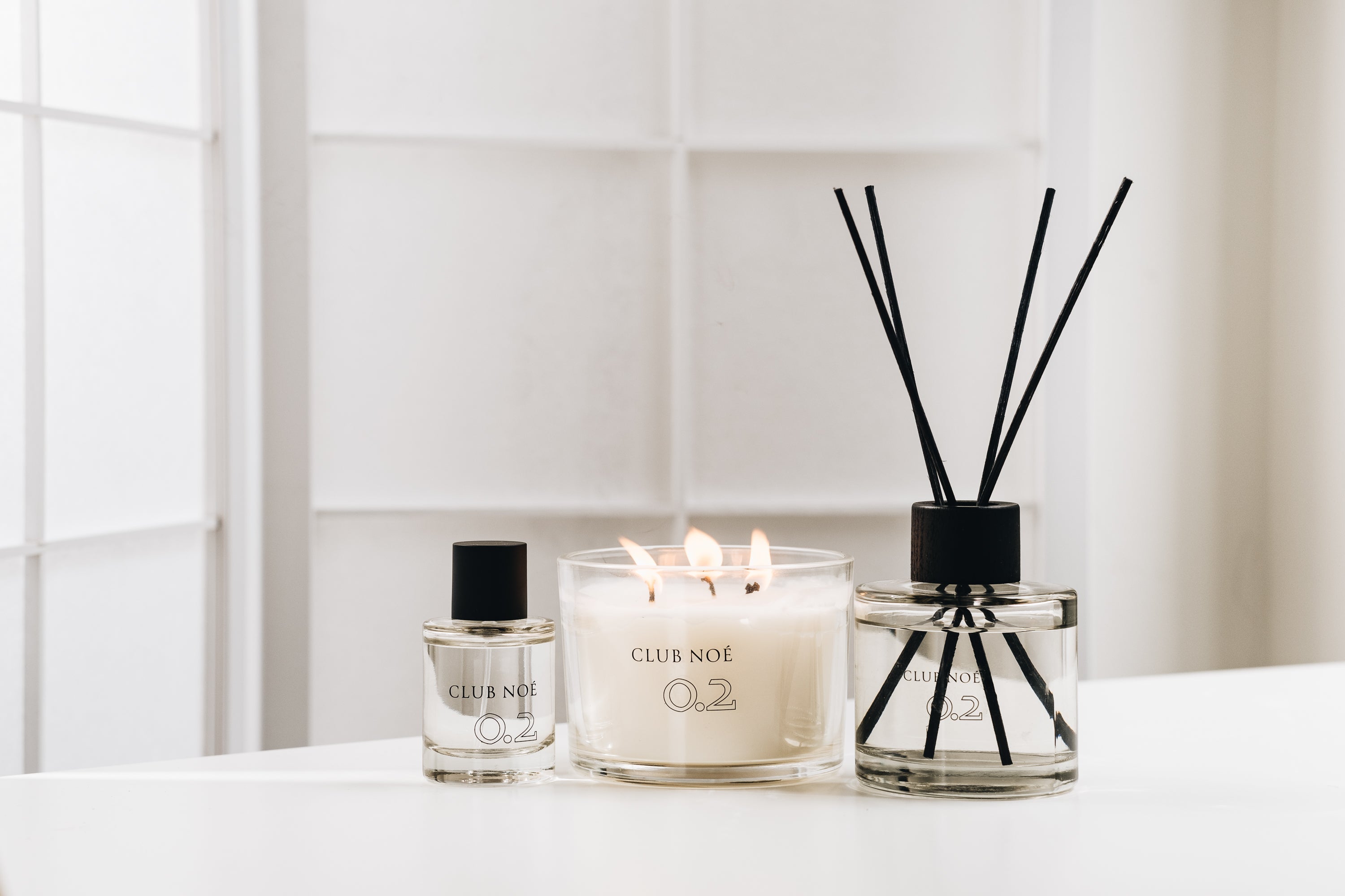 0.2 Exclusive Set bestehend aus 0.2 Duftkerze, Duftstäbchen und Eau de Parfum in durchsichtigen Gläsern, von Club Noe