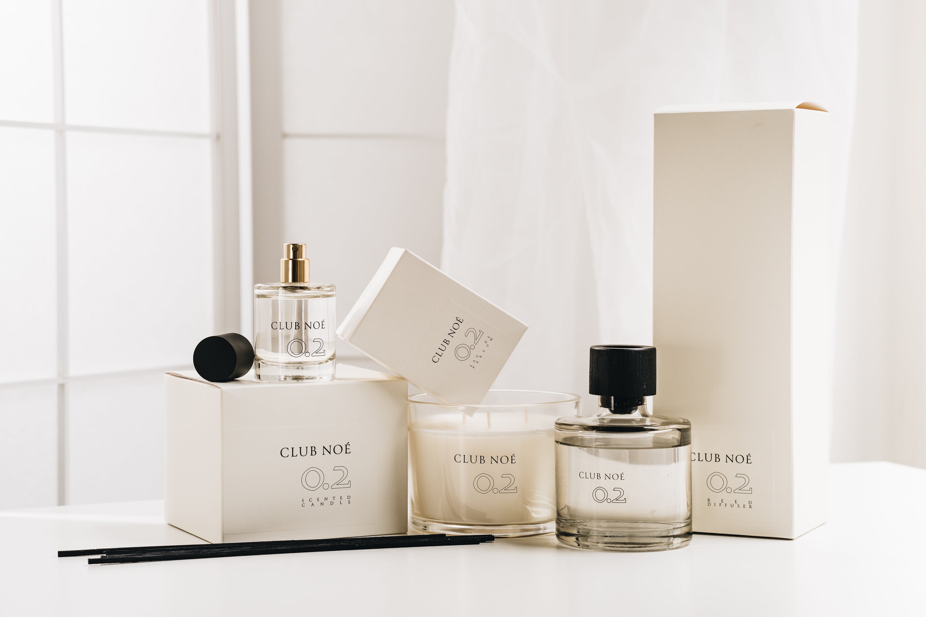 0.2 Exclusive Set bestehend aus 0.2 Duftkerze, Duftstäbchen und Eau de Parfum in durchsichtigen Gläsern, von Club Noe