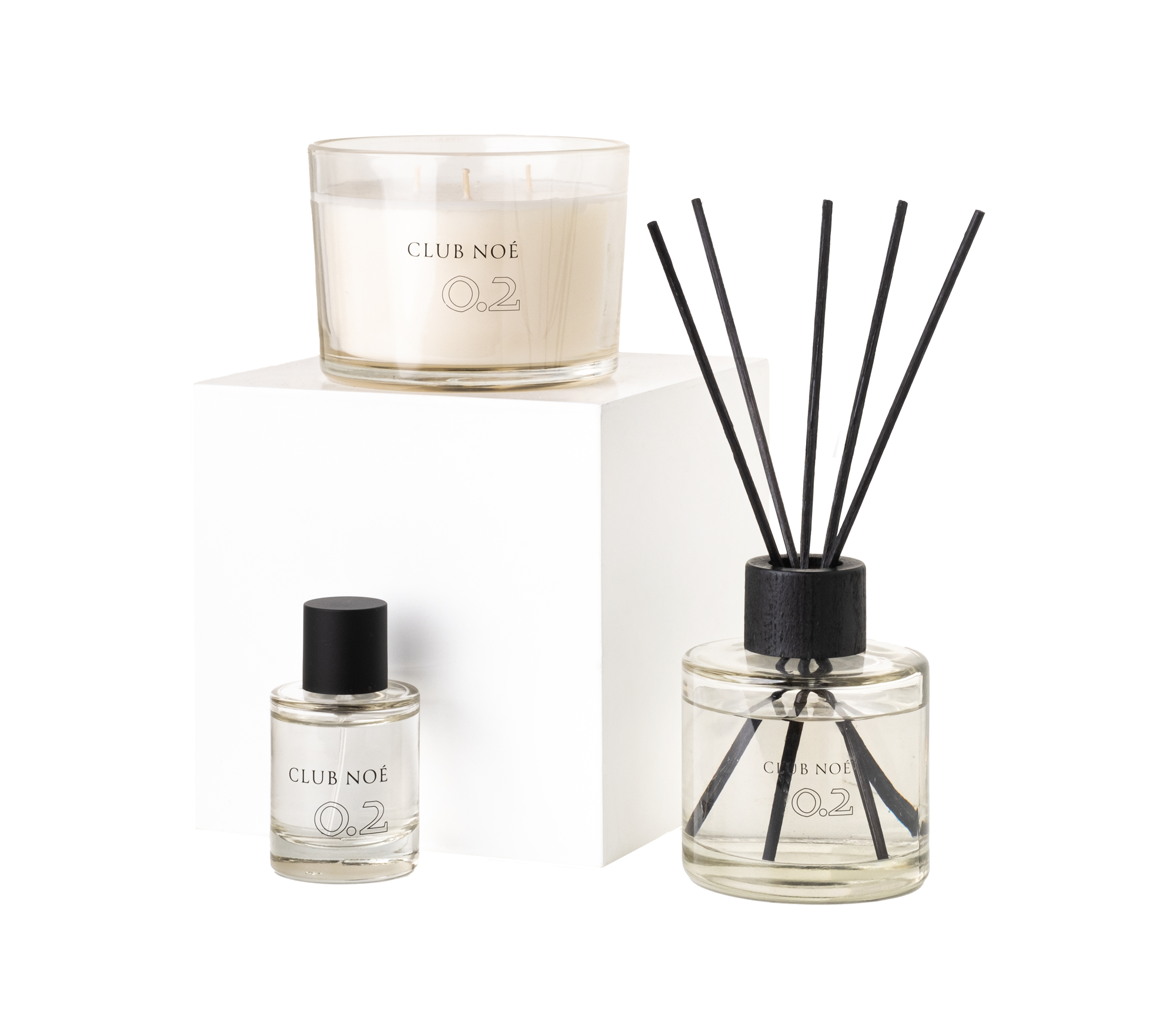 0.2 Exclusive Set bestehend aus 0.2 Duftkerze, Duftstäbchen und Eau de Parfum in durchsichtigen Gläsern, von Club Noe