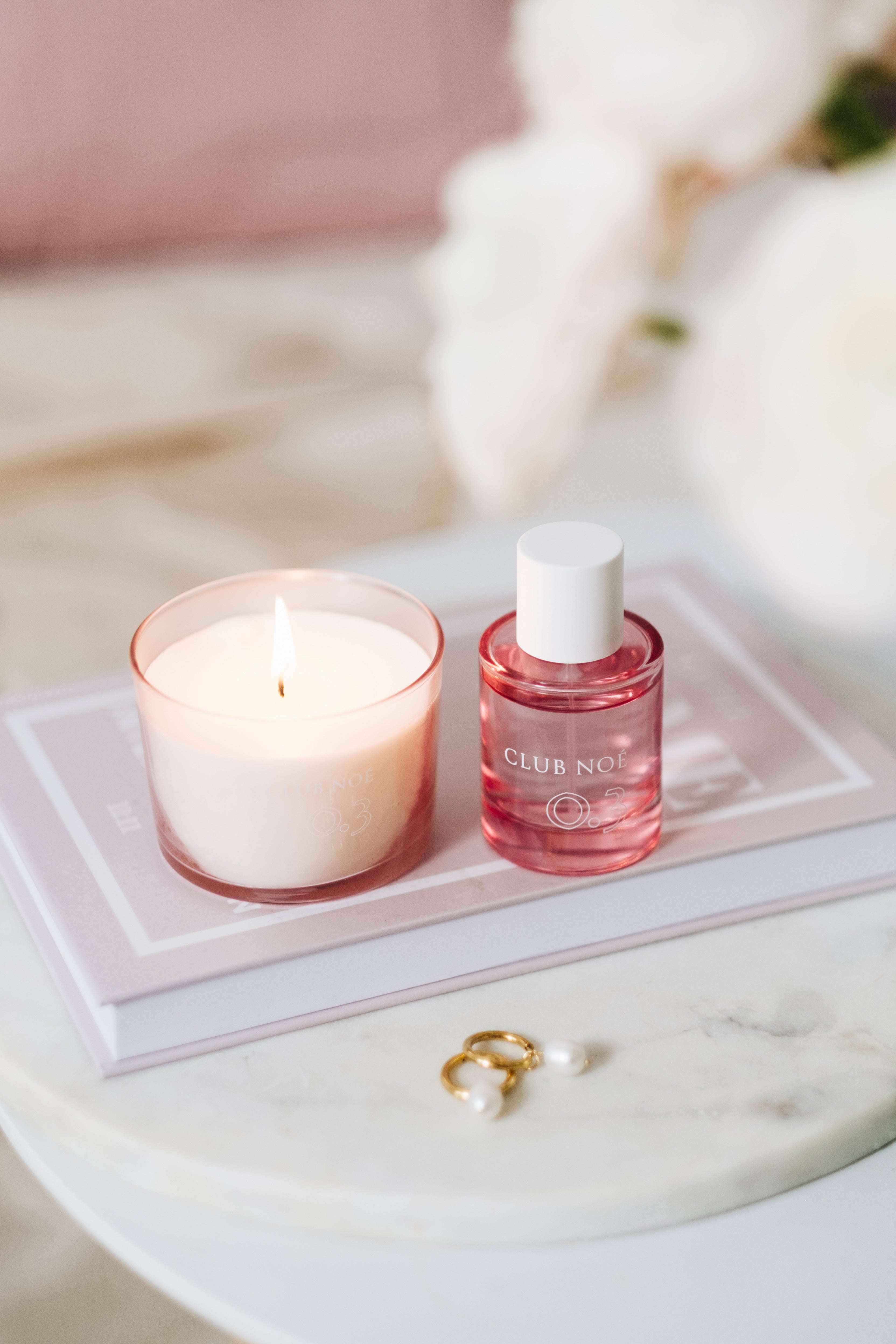 0.3 Soul Set bestehend aus 0.3 Duftkerze und 0.3 Eau de Parfum im rosa Glas, von Club Noe