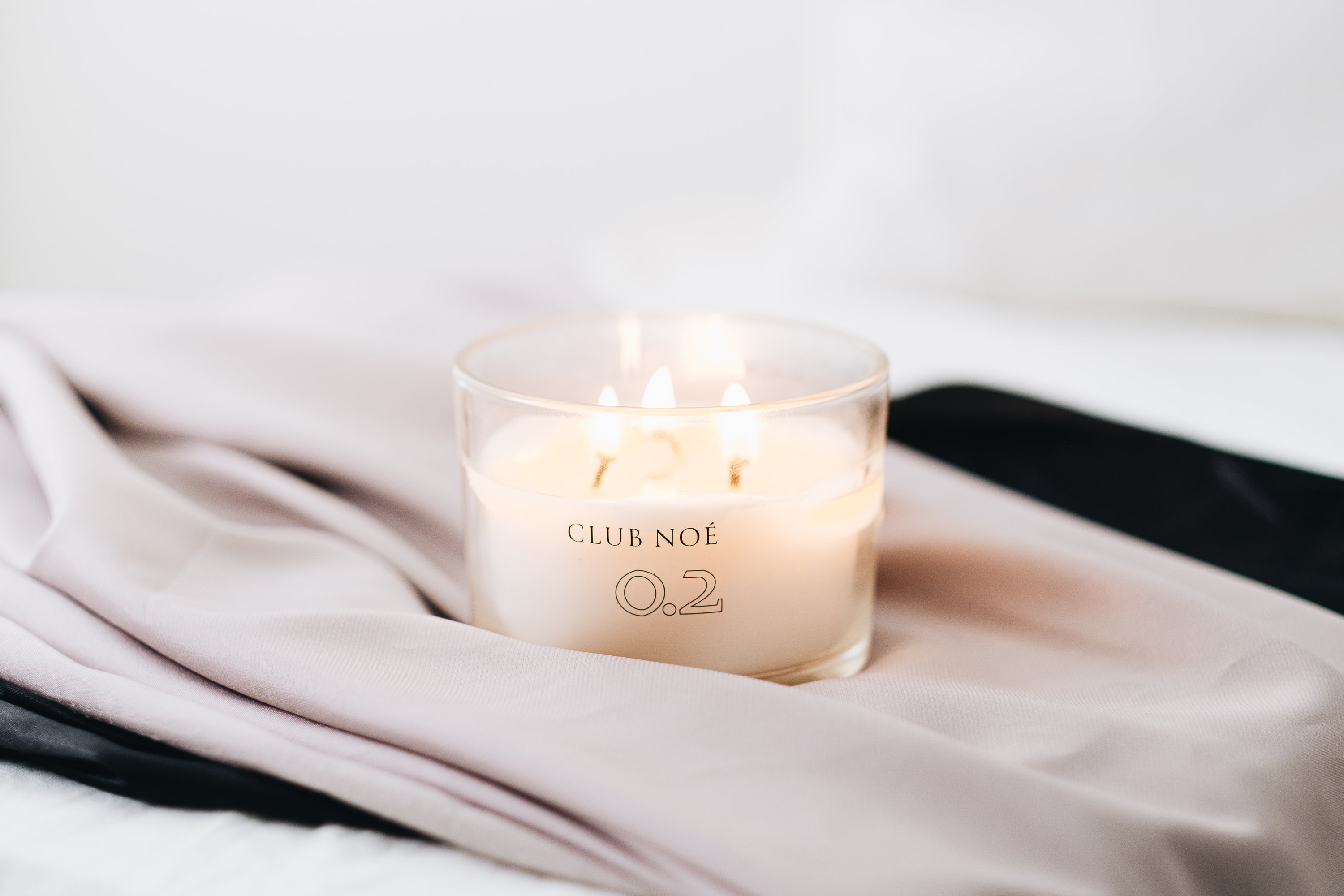 Clean Spirit Set bestehend aus der 0.2 Duftkerze und dem Black Parfum, von Club Noe