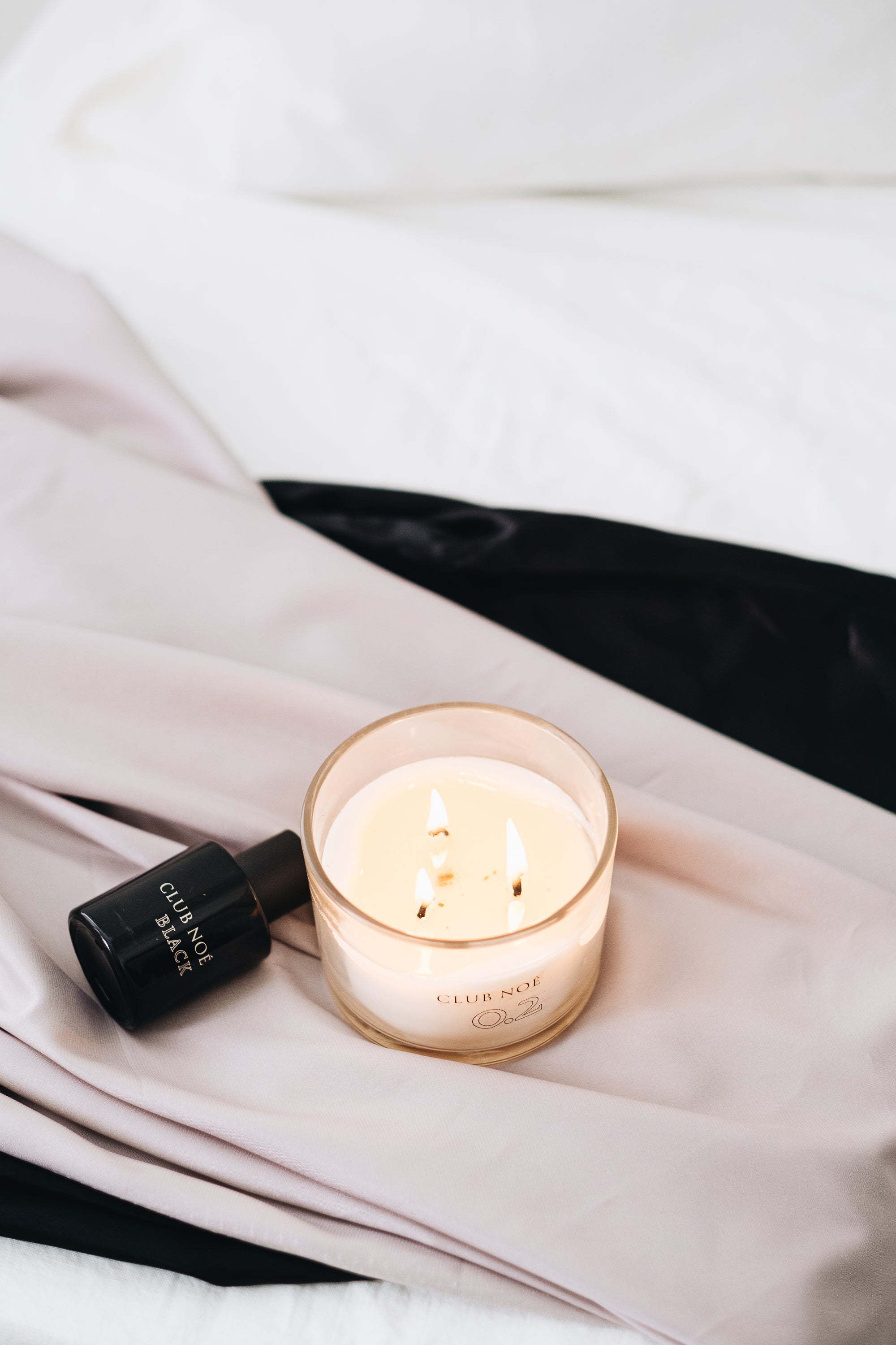 Clean Spirit Set bestehend aus der 0.2 Duftkerze und dem Black Parfum, von Club Noe