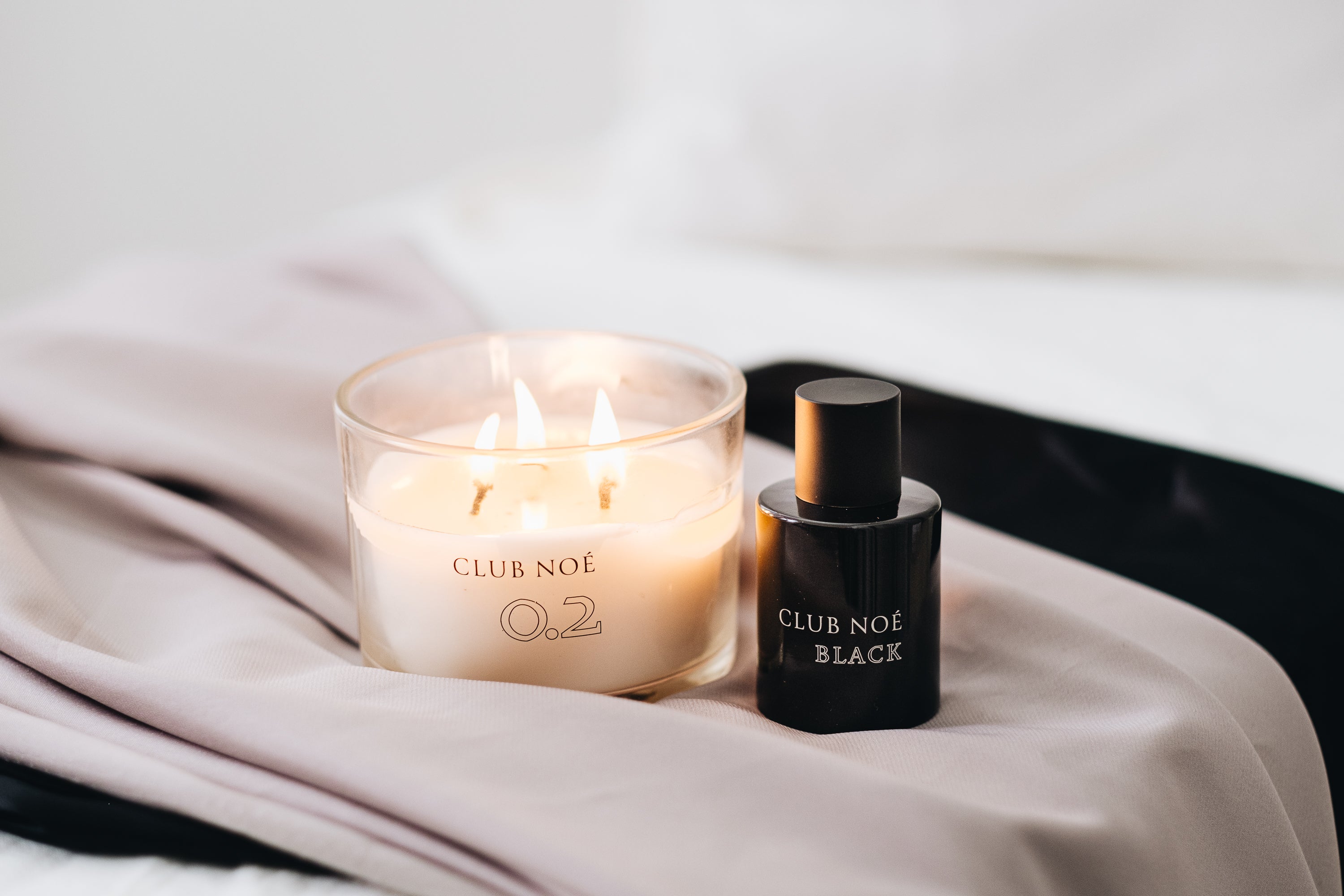 Clean Spirit Set bestehend aus der 0.2 Duftkerze und dem Black Parfum, von Club Noe