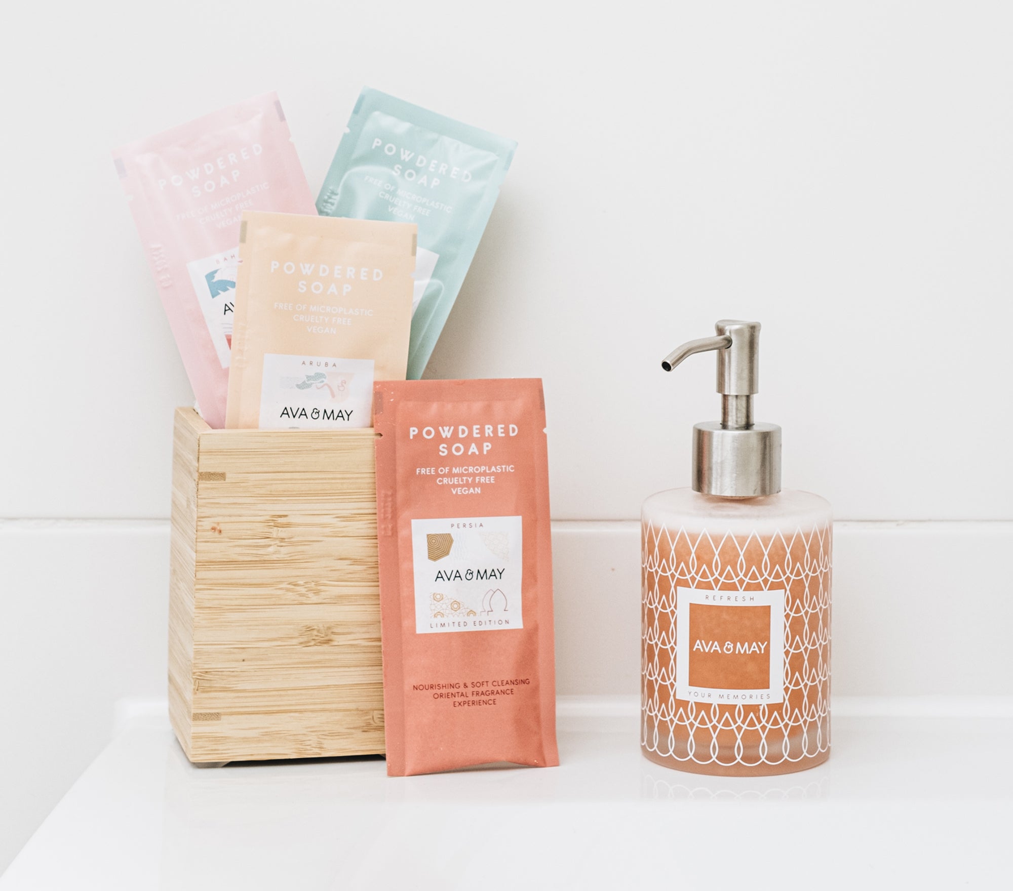 Powdered Soaps Starter Set bestehend aus vier unterschiedlichen Seifen-Düften und einem Seifenspender, von AVA & MAY