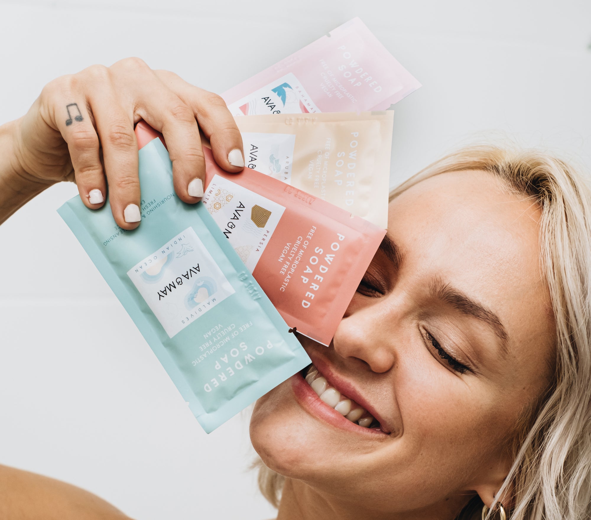 Powdered Soaps Starter Set bestehend aus vier unterschiedlichen Seifen-Düften und einem Seifenspender, von AVA & MAY