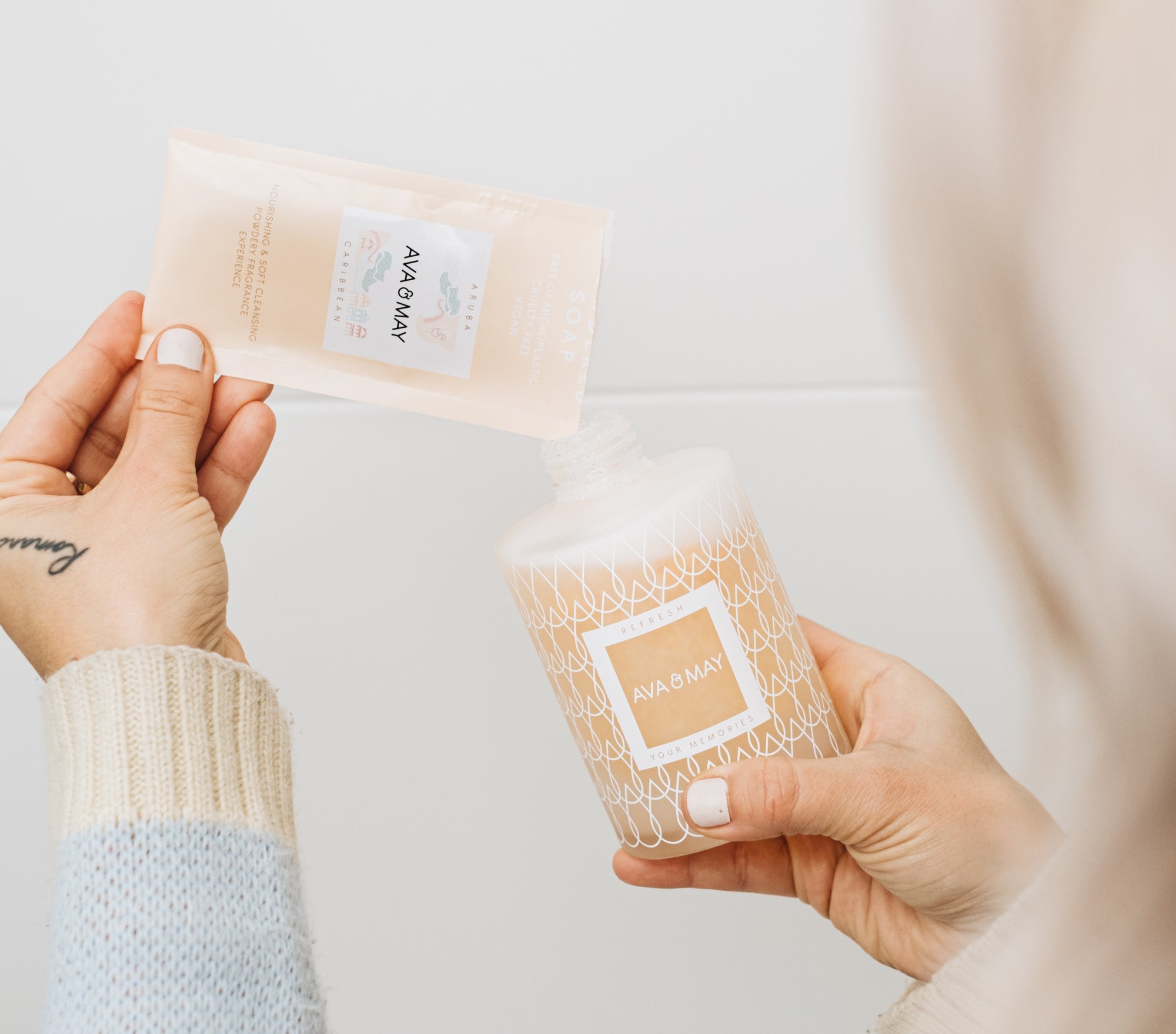 Tropical Powdered Soaps Set bestehend aus 2 unterschiedlichen Seifen-Düften und einem Seifenspender, von AVA & MAY