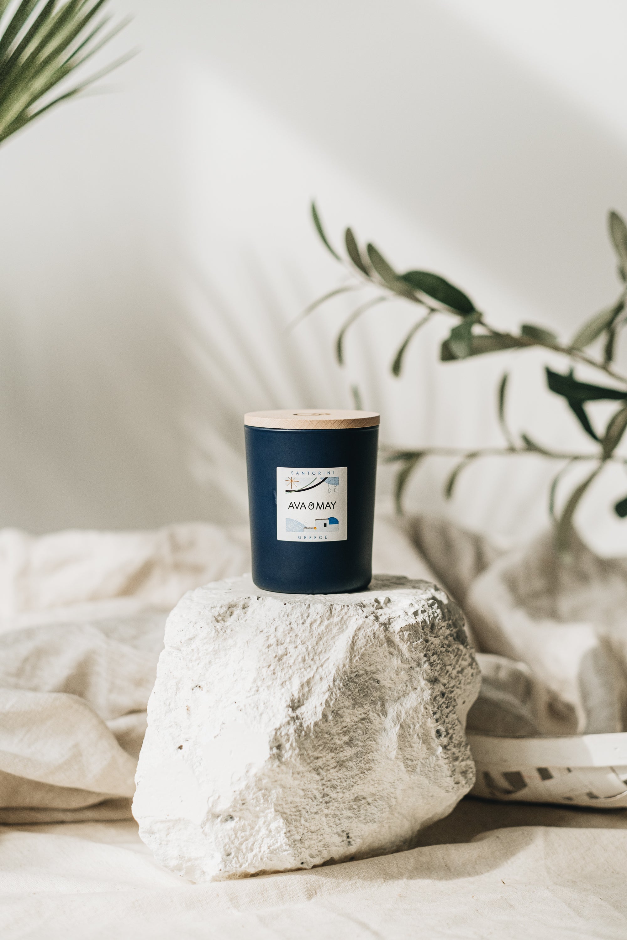 Santorini Duftkerze mit süßer Duftnote der Tonkabohne in dunklem Glas, von AVA & MAY