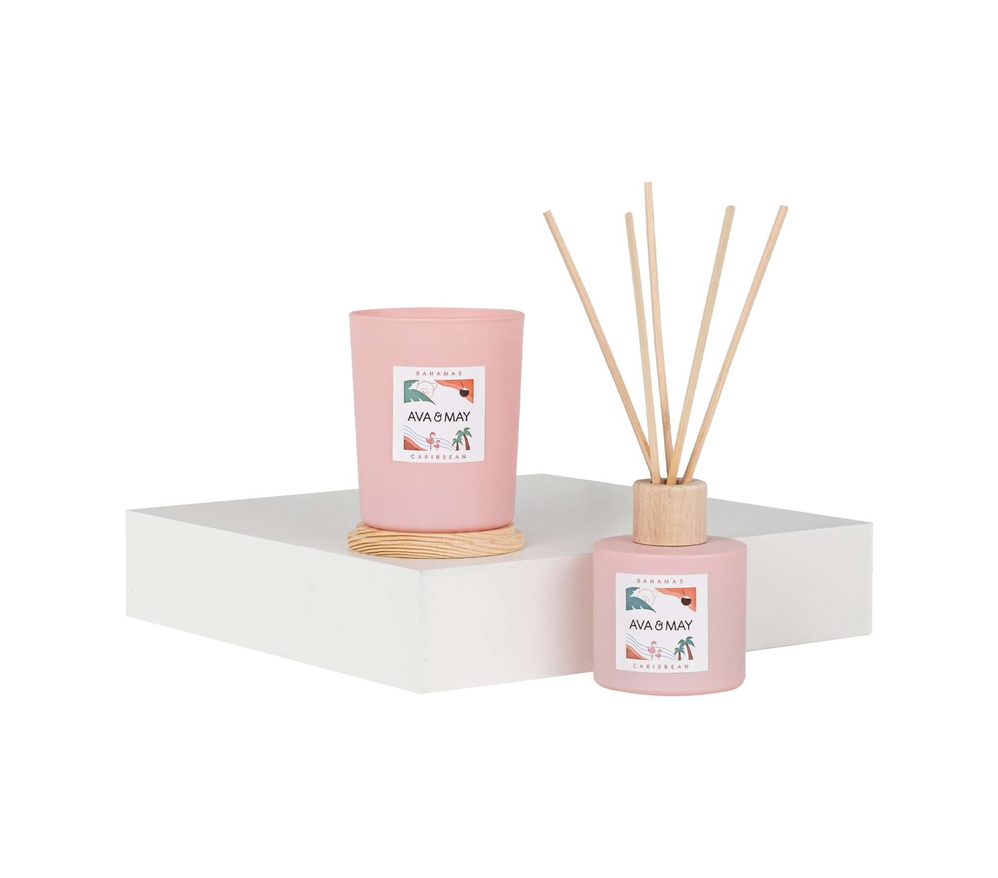 Bahamas Home Fragrance Set bestehend aus Duftkerze und Duftstäbchen in rosa Glas, von AVA & MAY