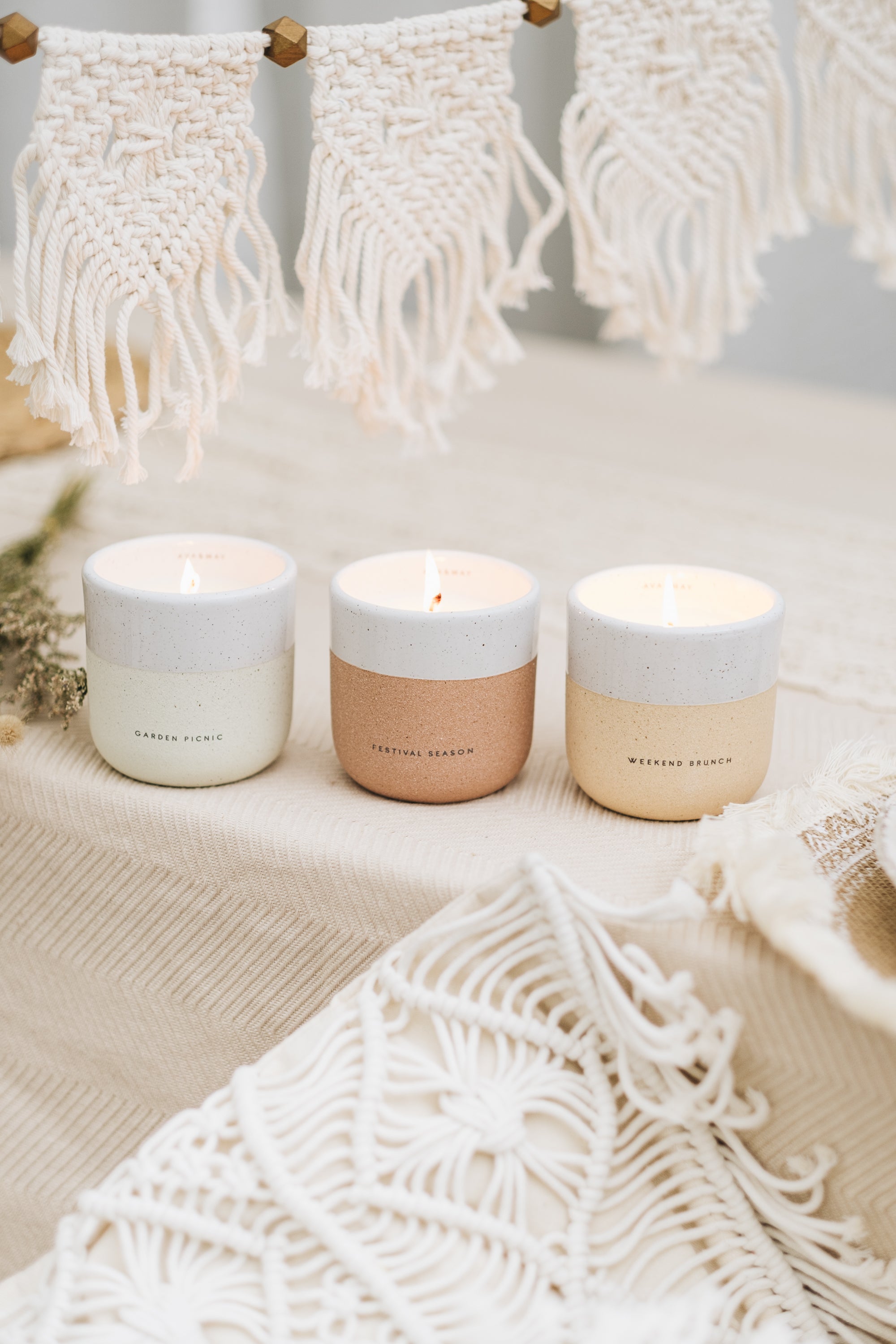 Simple Pleasures Set bestehend aus drei Duftkerzen mit floraler Duftnote, von AVA & MAY