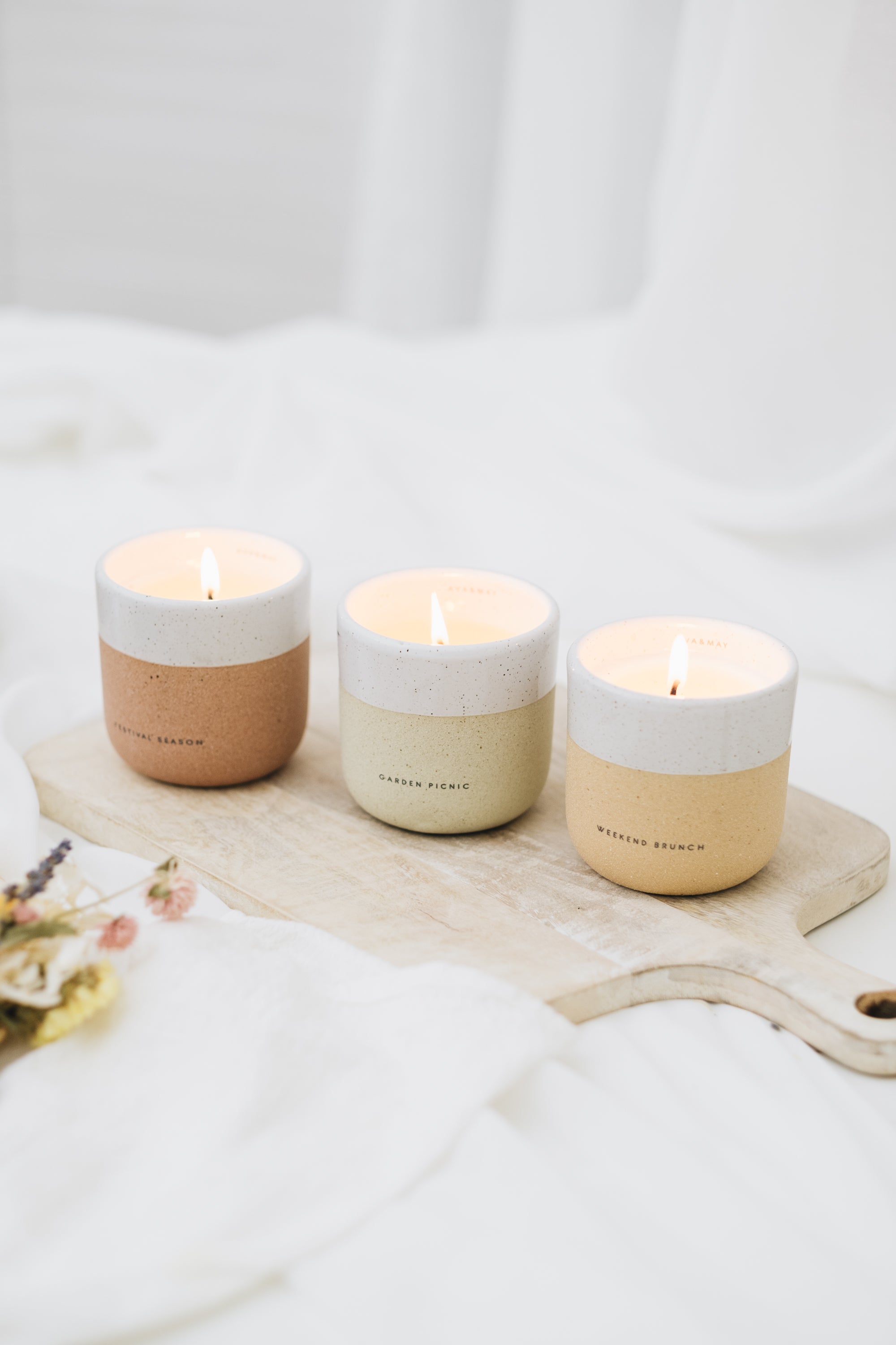 Simple Pleasures Set bestehend aus drei Duftkerzen mit floraler Duftnote, von AVA & MAY