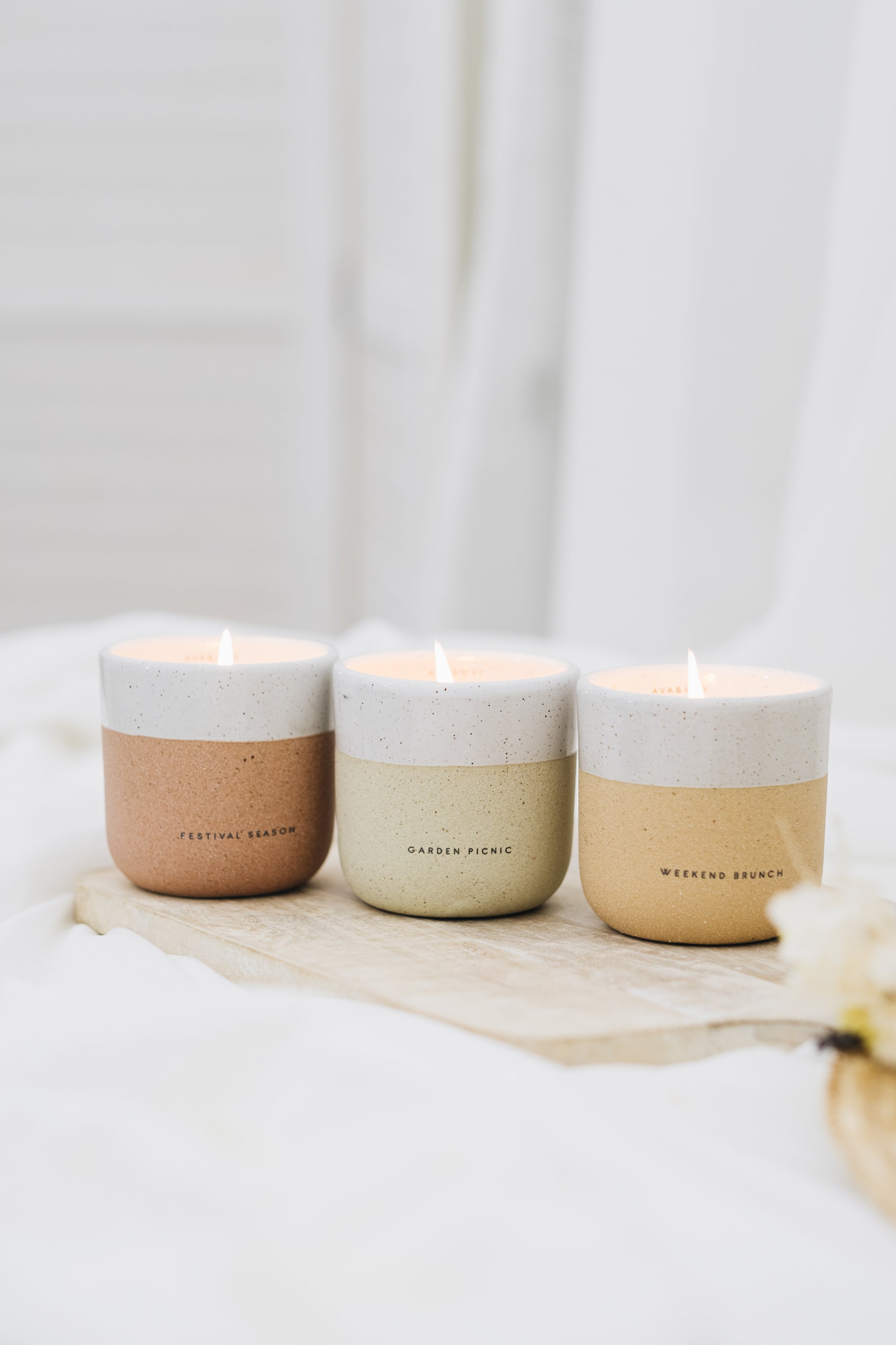Simple Pleasures Set bestehend aus drei Duftkerzen mit floraler Duftnote, von AVA & MAY