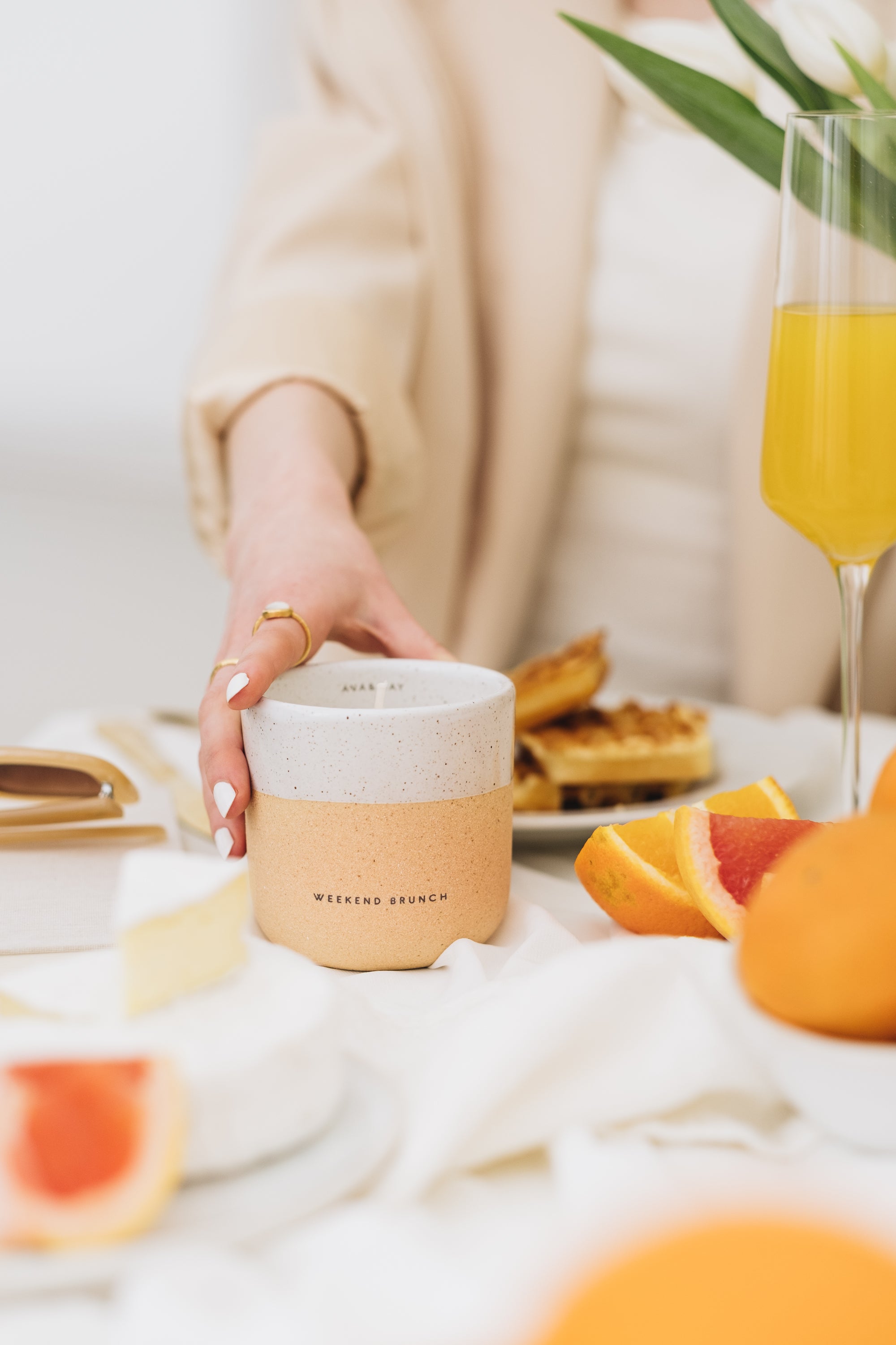 Weekend Brunch Duftkerze mit saftigen Mandarinen-Duft in einem Keramikglas, von AVA & MAY